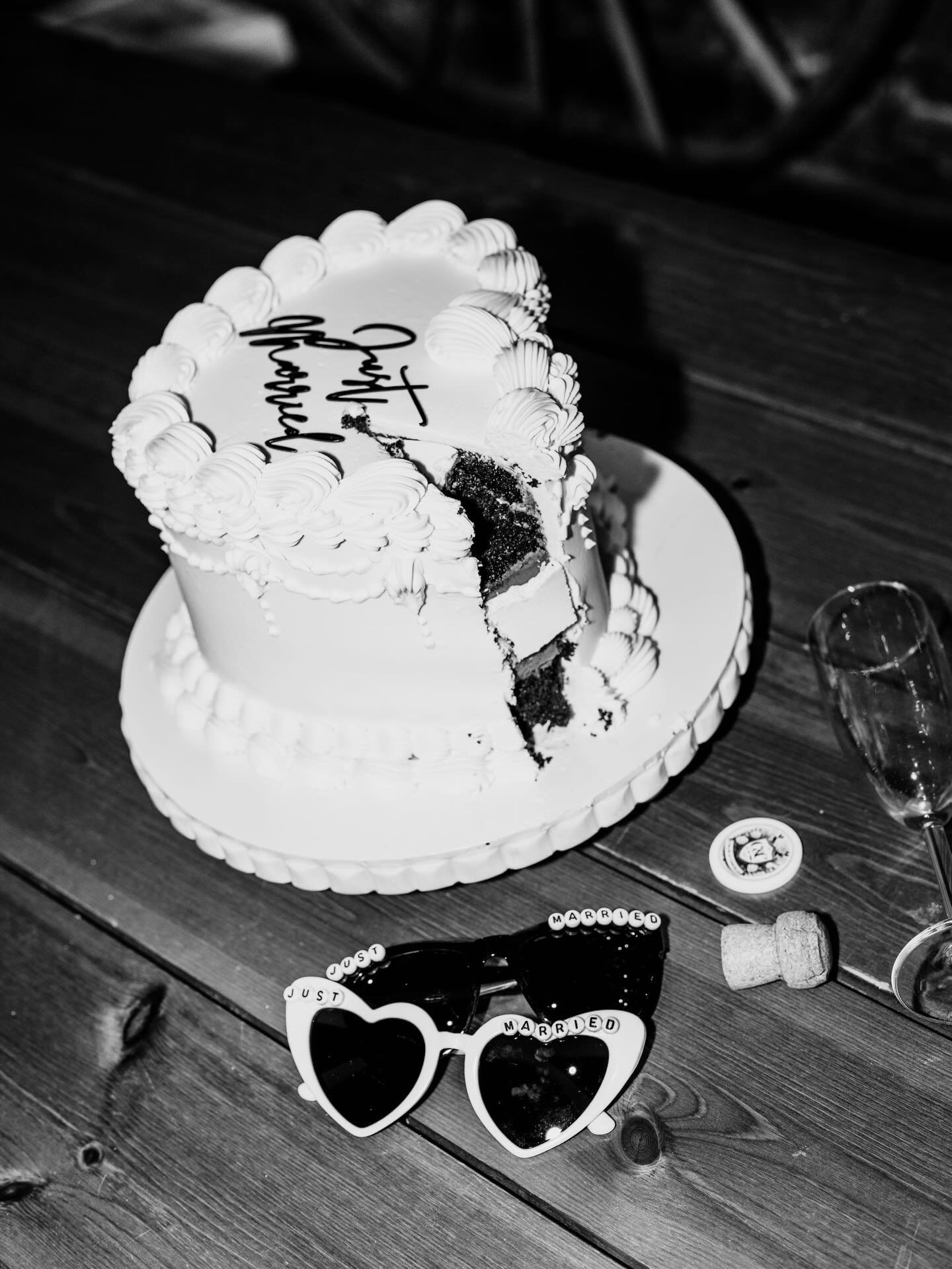 𝐶 &amp; 𝐶 | @lillibrooke_weddings ✨

Chloe and Cameron&rsquo;s day was filled with all the beautiful colours making for the most gorgeous Autumnal backdrops.

Chloe and Cameron shared a heartfelt &lsquo;first look&rsquo; before walking down the ais