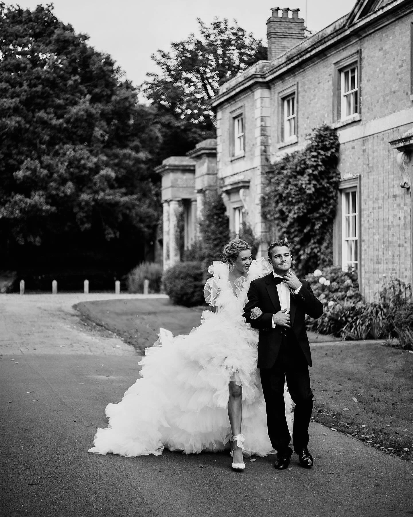 𝐿 &amp; 𝑀 | @stanstedparkweddings ✨

Throwing it back to this stunner of a styled photoshoot last year with the show stopping Millia London bridal gown taking center stage 🤍

Workshop: @curateworkshops 
Photographer: @avalon_photography_uk
Venue: 