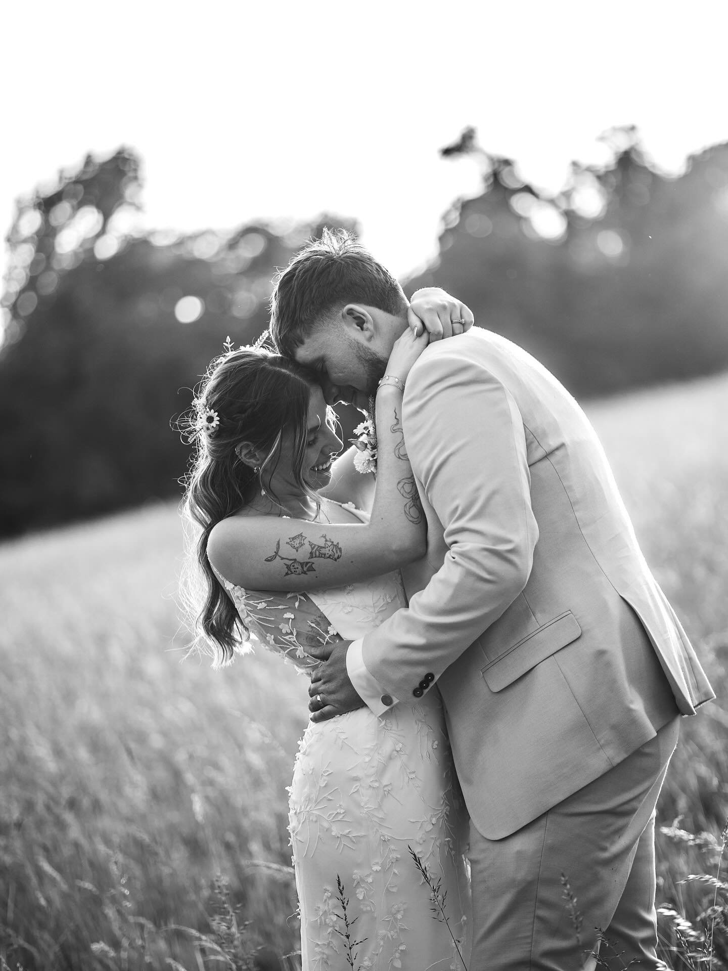 𝐷𝐷 &amp; 𝐵 | @clockbarn ✨

Earlier this week I had the pleasure of capturing Deedee and Bradley&rsquo;s beautiful wedding day, filled with all the florals and rustic charms 🤍

With the sun shining all afternoon, we were lucky enough to have an ev