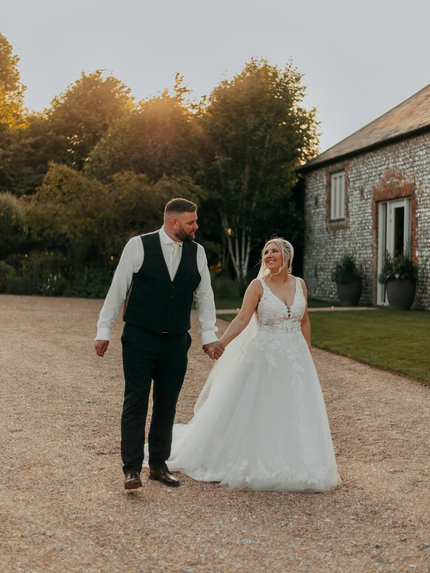 𝐿 &amp; 𝑆 | @farbridgeevents 🤍

Last weekend at the beautiful @farbridgeevents capturing Laura and Sam&rsquo;s special day ✨

The sun beamed down all day setting the perfect scene for a day full of laughter, love, and celebration 🤍

Spirits were 