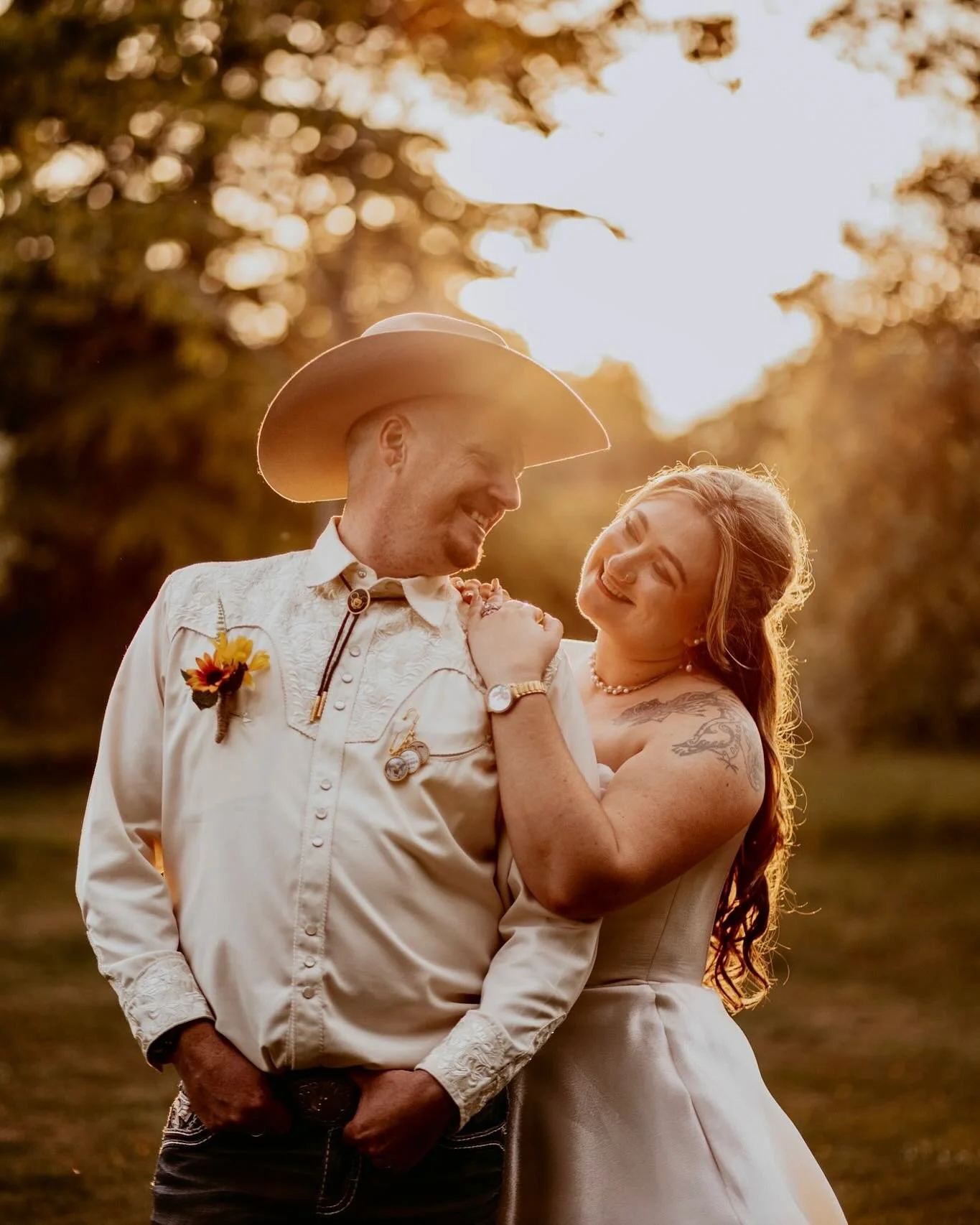 𝐽 &amp; 𝐴 / @clockbarn ✨

Oh howdy husband! 🤠

Jess &amp; Adam&rsquo;s country themed wedding day was the perfect blend of rustic charm and heartfelt moments. From the boots, buckles, and 
cowboy hats - every detail felt true to them and the day w