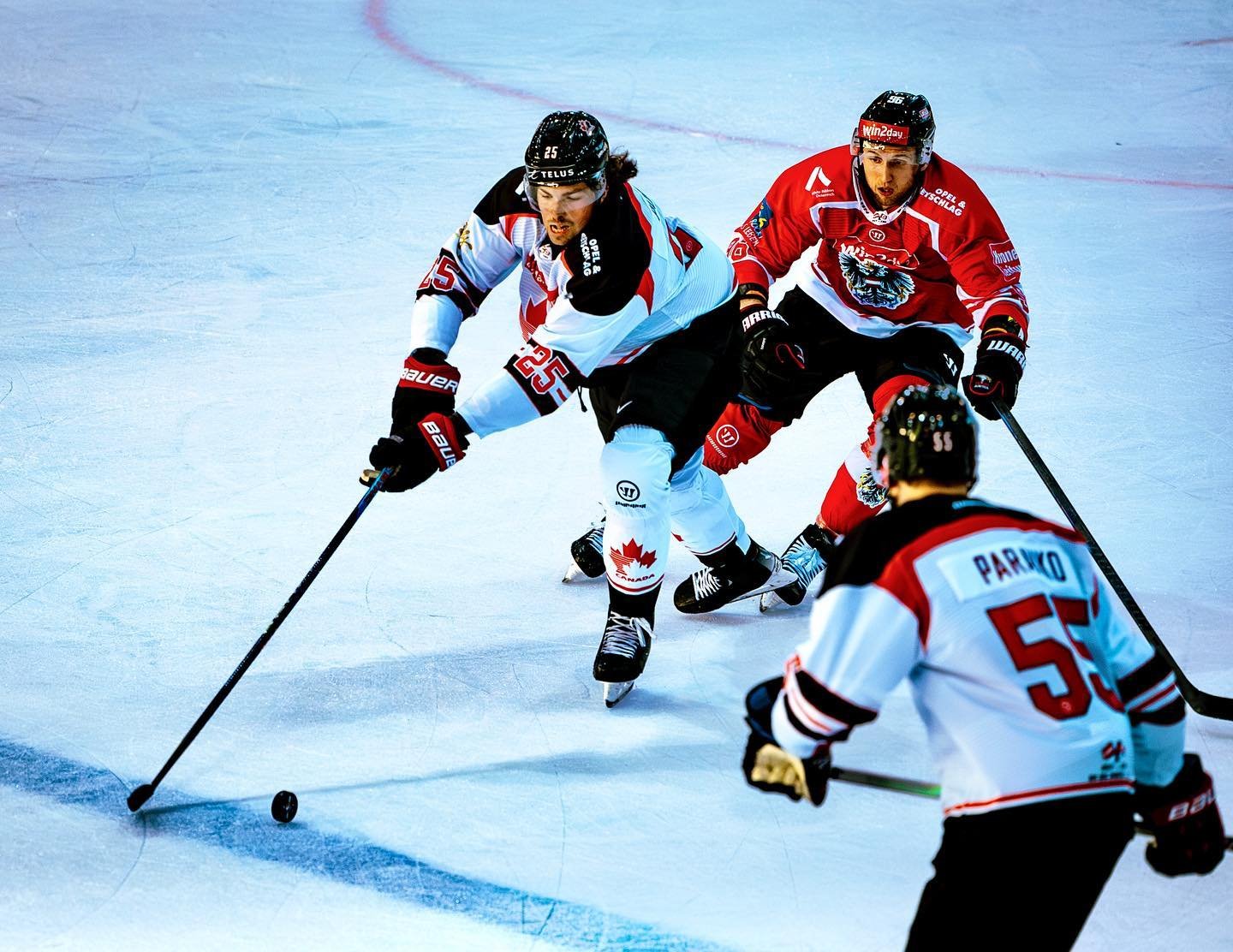 These photos don&rsquo;t really fit into my feed, but idc 😅
A few days ago I photographed an ice hockey game for the first time - Austria vs. world champion Canada in Vienna. 
It was a great experience, thanks @hoess_wallscreen 

#icehockey #hockey 