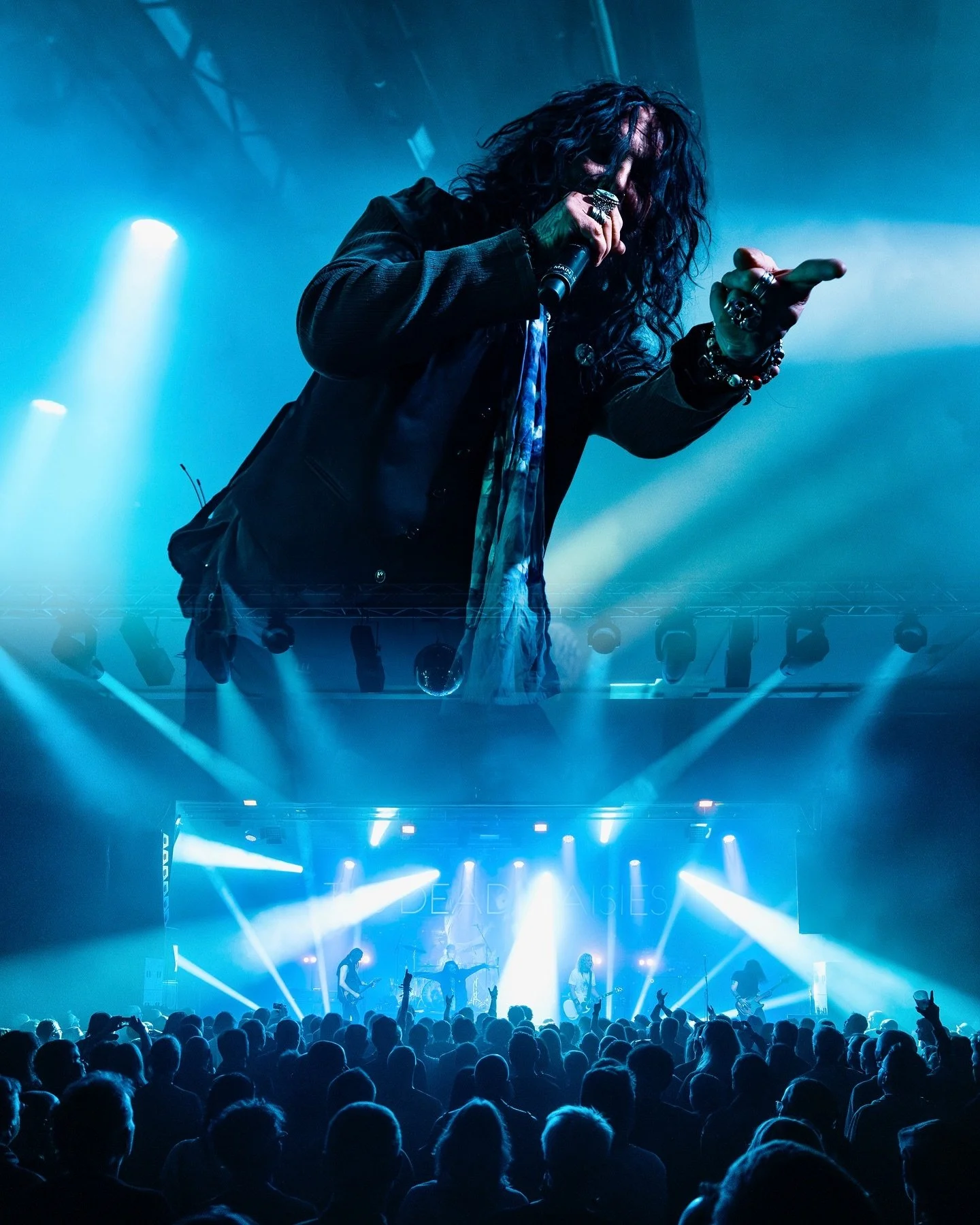 What an amazing gig 💥💥
@thedeaddaisies at Simm City Vienna, 16.11.2024

@johncorabiofficial @michaeledevin @tommyclufetosofficial @lowydavid 
@rebbeachofficial filled in for @douglasaldrichguitar 

#thedeaddaisies #rockband #rockmusic #concert #con