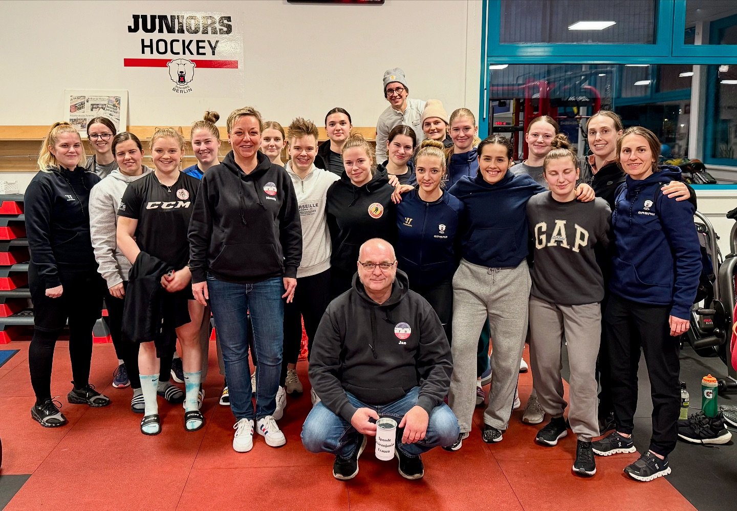 Wir schauen auf den letzten Samstag zur&uuml;ck. 
Vor und nachdem Spiel der @eisbaerenjuniorsberlinfrauen in der @uberarenaberlin, wurde ein Kuchenbasar zu Gunsten der Eisb&auml;rinnen organisiert. Durch das Engagement des @fanbogen_berlin konnte ein