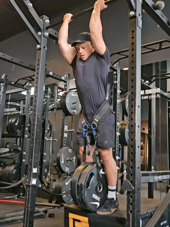 About today's session:

- Chin-ups, 3x3, 75kg
Was a bit overshot, so mostly 2.8 reps instead of 3 full ones.
- Pull-ups, 35kg AMRAP cap at RPE 8
10 and 9 done.
- Pin dips, 70kg, 4x5.
Just movement practice at moderate intensity.
- DB SA row, 44kg 2x6