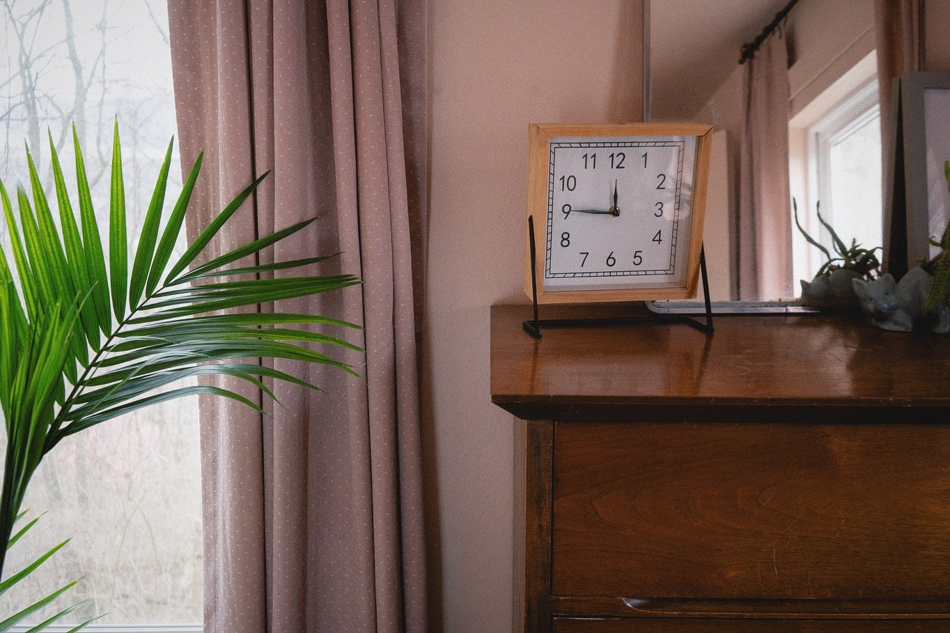 It&rsquo;s 2025. Interior restyling should always start with what you already have and love&hellip; then at the thrift store.

Curtains: @upcycleohiothrift 
Palm: Kroger dumpster 🫢
Dresser &amp; headboard: @restore.athens.ohio 
Floor lamp: @goodwill