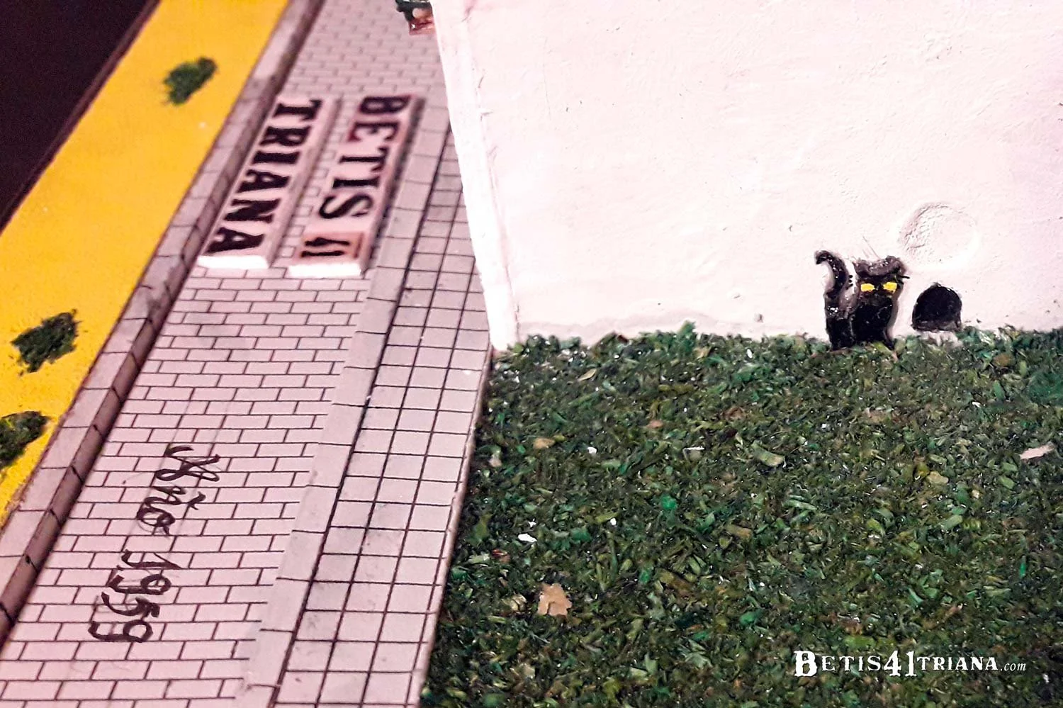 Día. Esquina derecha de la fachada