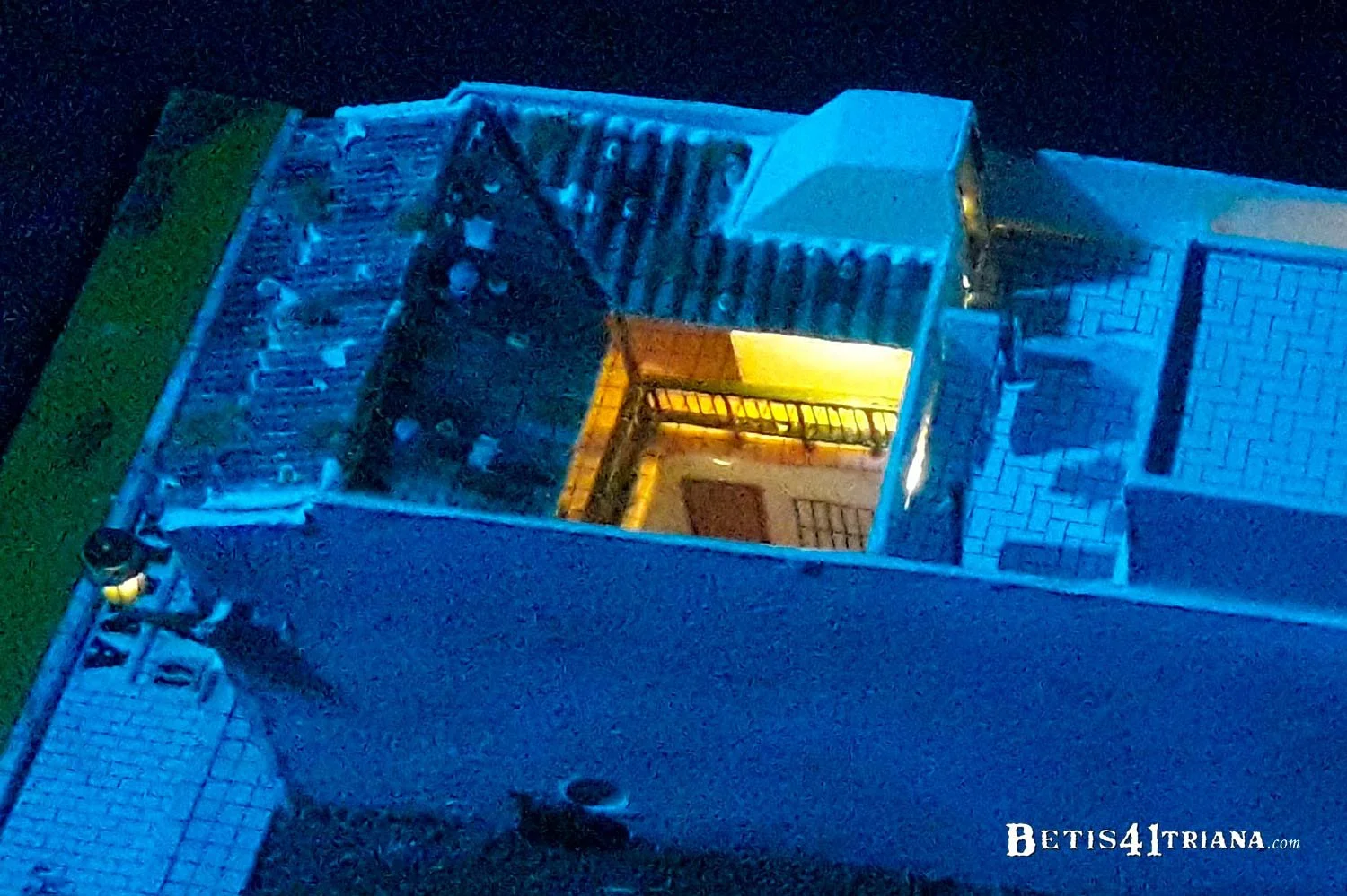 Noche. Vista aérea primer patio y azotea