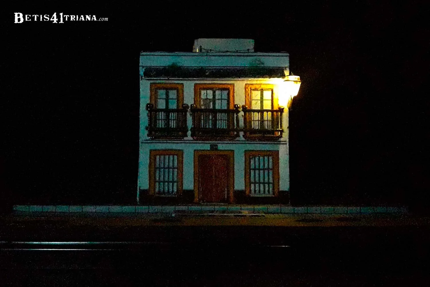 Noche. Primera versión de la fachada, perteneciente al nº 42 de la calle, tomada por error inicialmente como la del nº 41