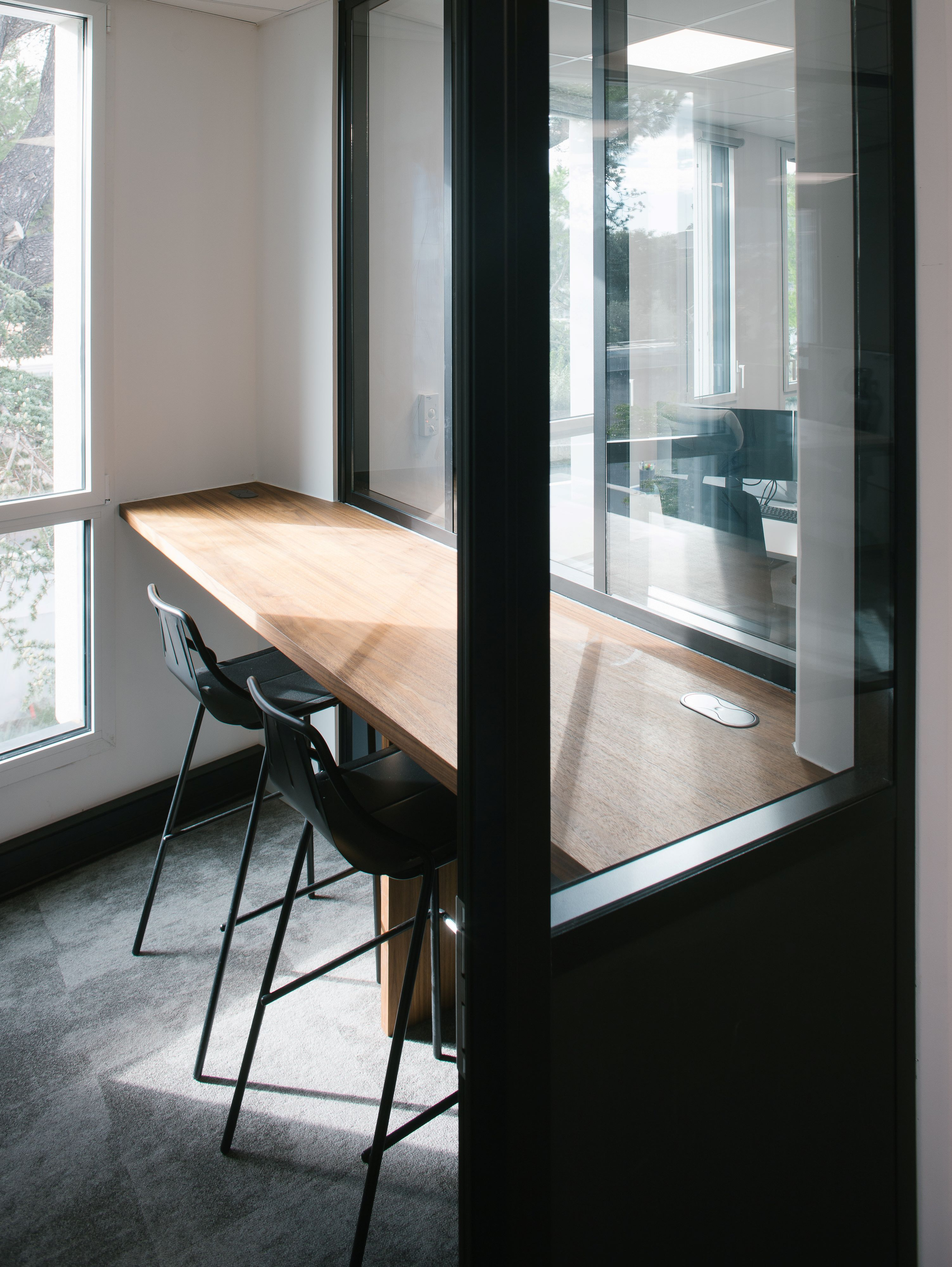 Salle de réunion aménagée dans des bureaux professionnels par CAPMAS.