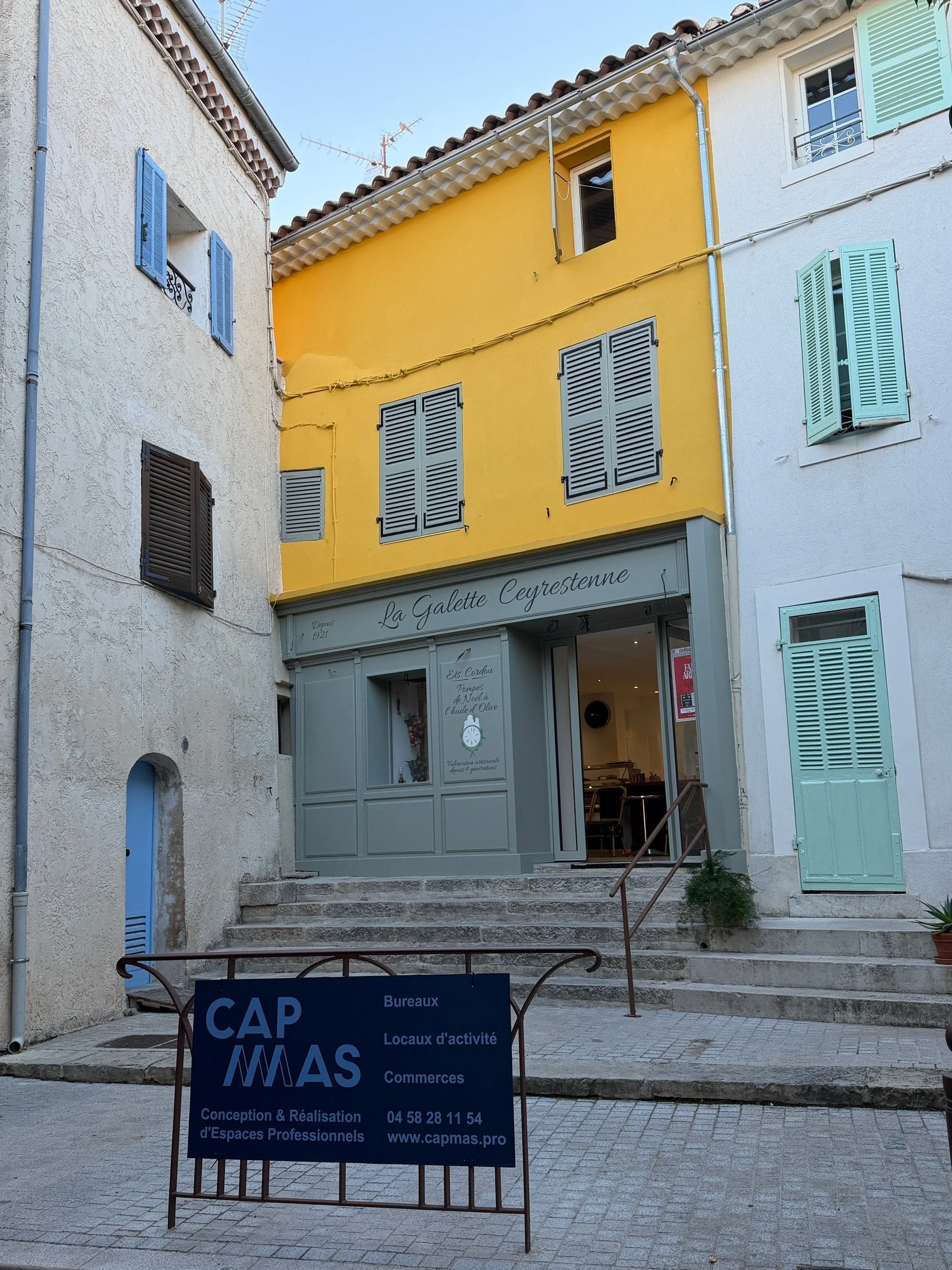 Façade rénovée d’un commerce à Ceyreste par CAPMAS.