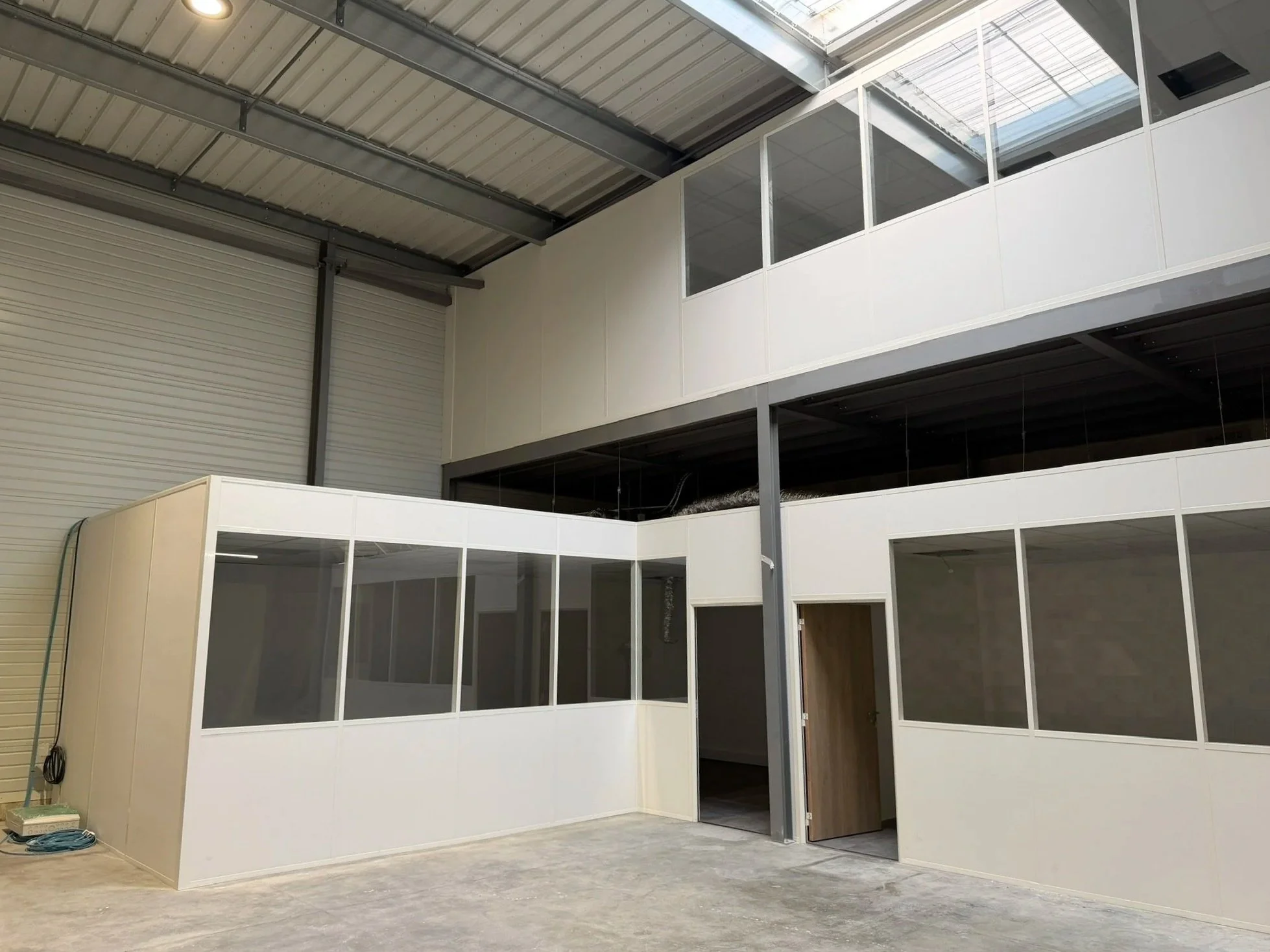 Local d’activité aménagé avec mezzanine à Saint-Victoret.