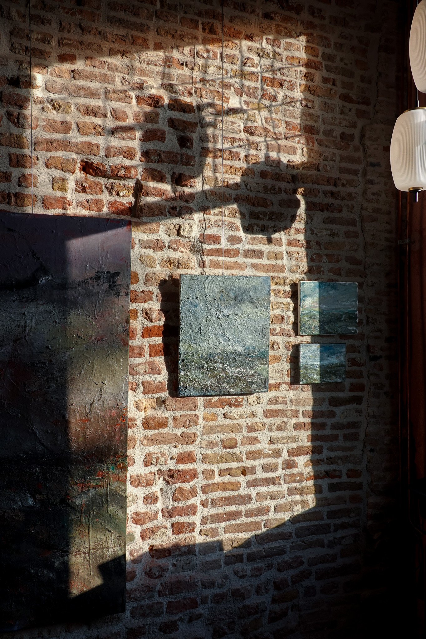 Sfeer impressie Atelier 21 met werk van schilder Giovanni Winne (BE).