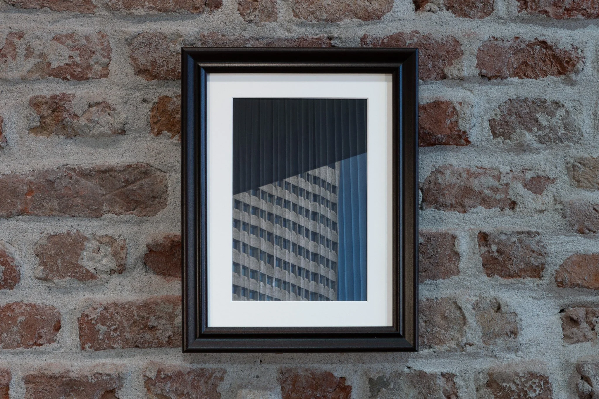 Interdisciplinair kunstenaar presenteert zijn werk tijdens de tentoonstelling 'De Kunstkamer' in Atelier 21 aan het Kraanplein 22 in Zierikzee.