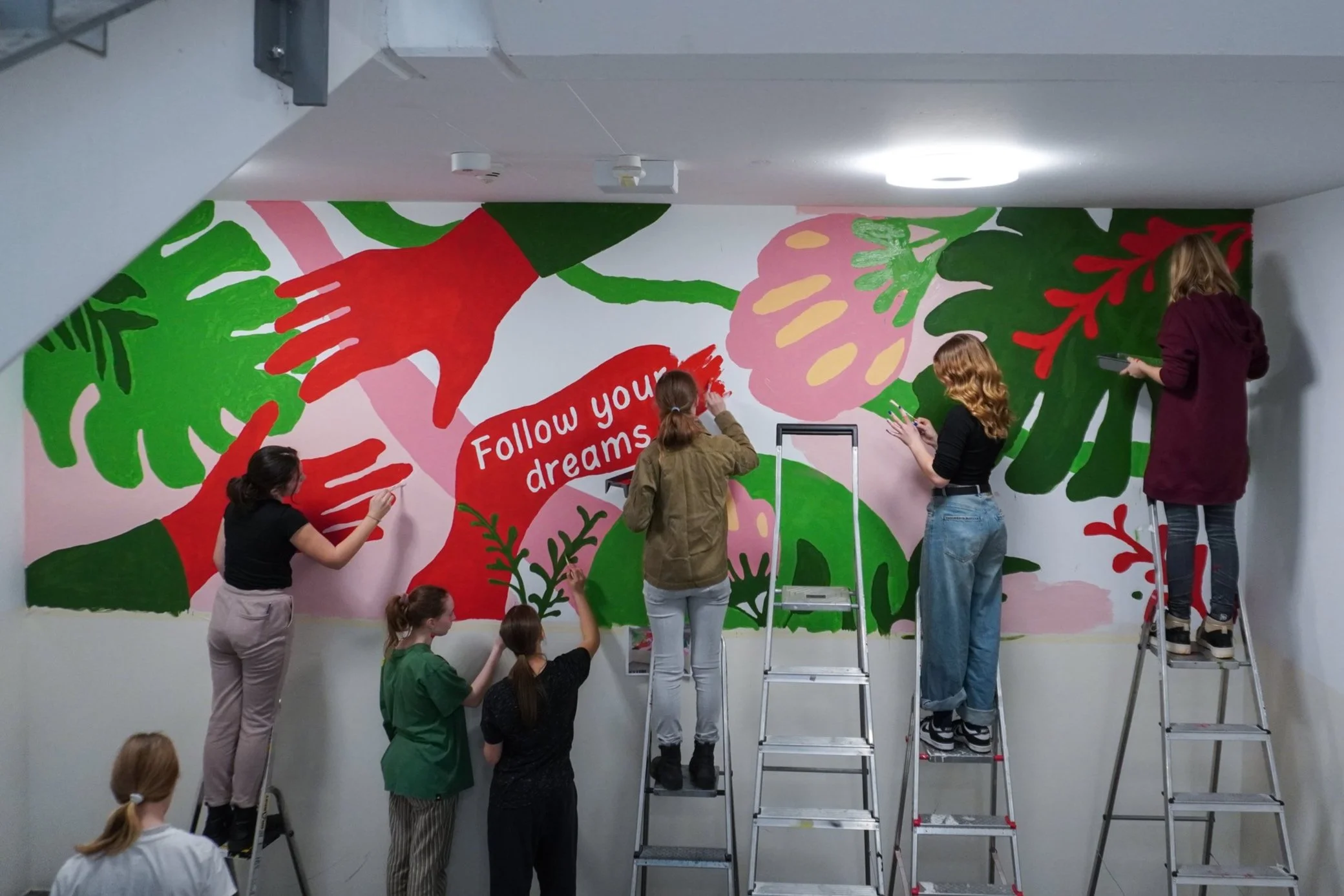Jugendliche bemalen eine Wand