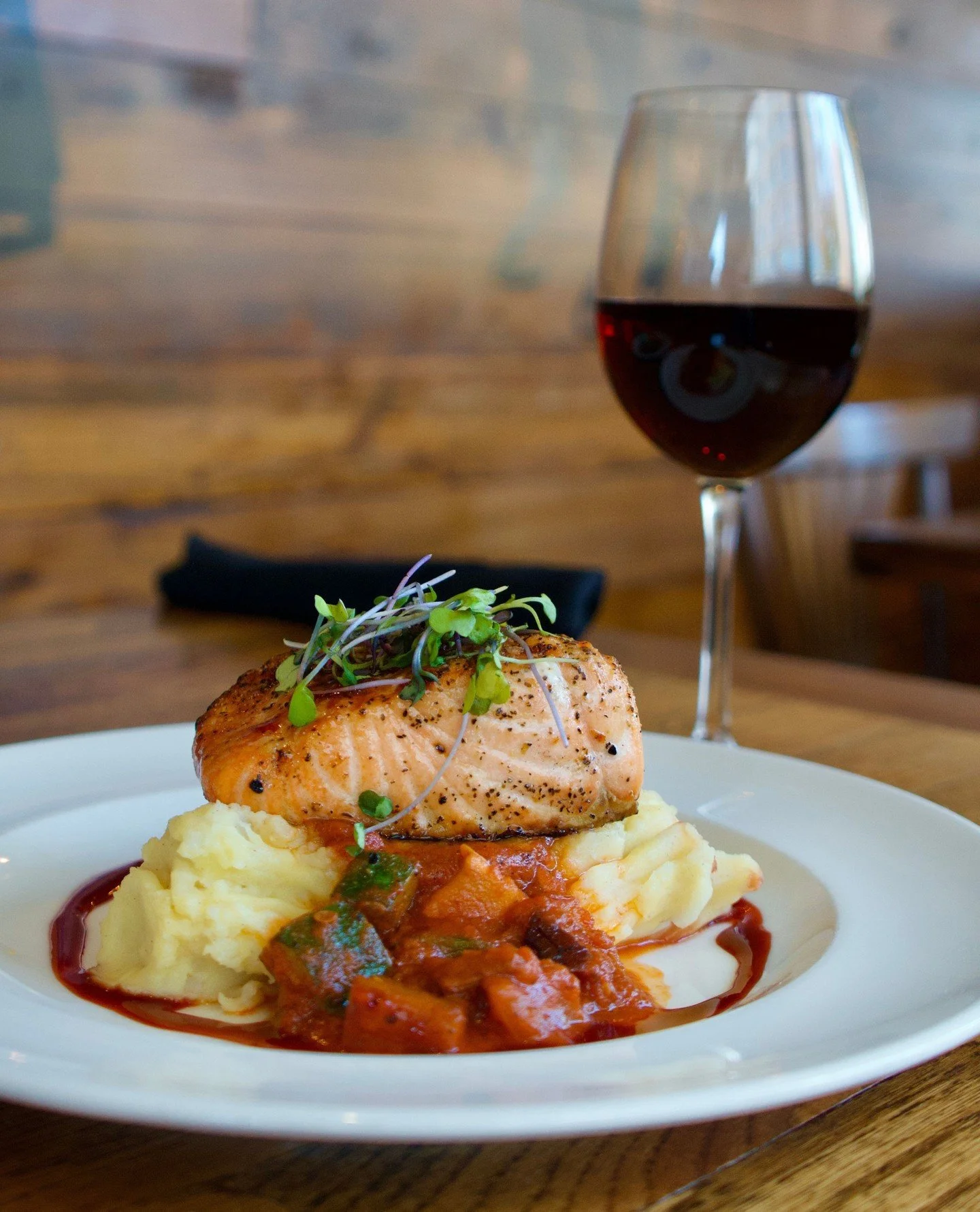 🍽️🍺🧂Looking for lunch or dinner plans? Salt Factory Pub has you covered! They're an upscale gastropub that offers modern and approachable cuisine with an unbeatable beer list. &quot;The creative menu features a variety of classic comfort food with