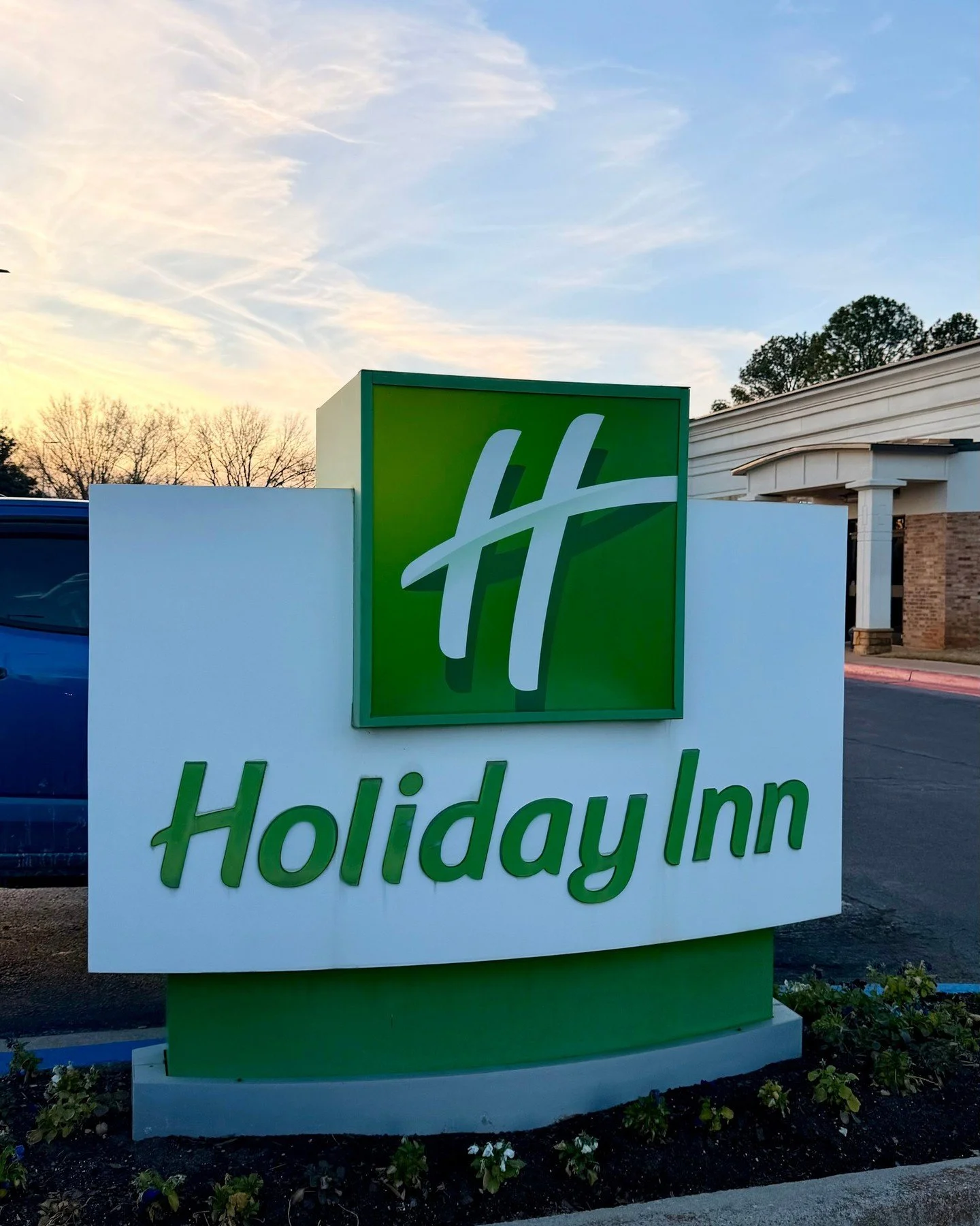 ✨ 12 Days of MidCity Giveaways ✨

🎄🎅We&rsquo;re spreading holiday cheer with daily prizes from your favorite local spots!!! 

✨ Day 12 we&rsquo;re giving away:
&bull;1 night stay at the MidCity Holiday Inn + brunch
&bull;Family 4 pack of tickets to