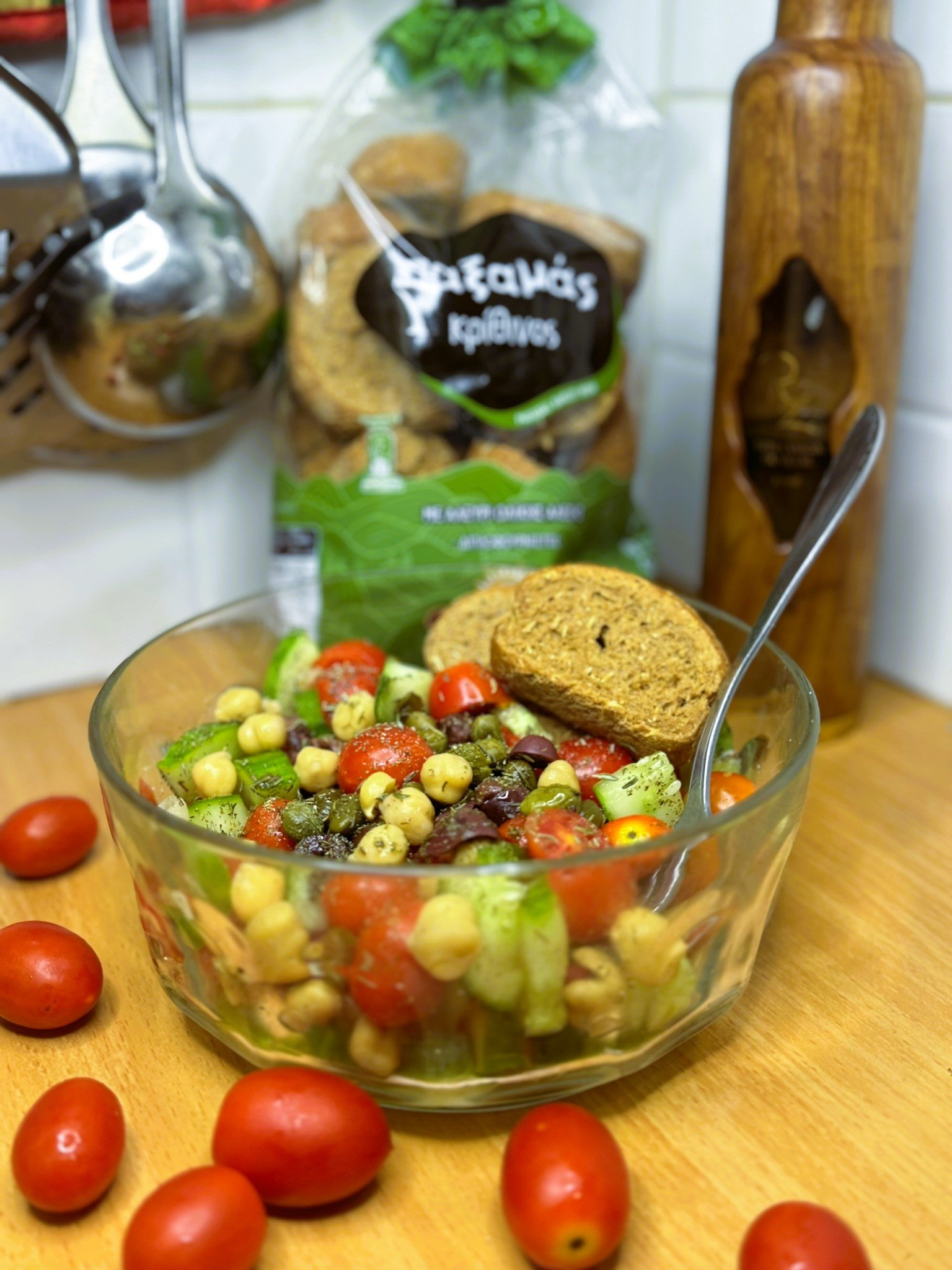 Σαλάτα τύπου χωριάτικη με ρεβύθια