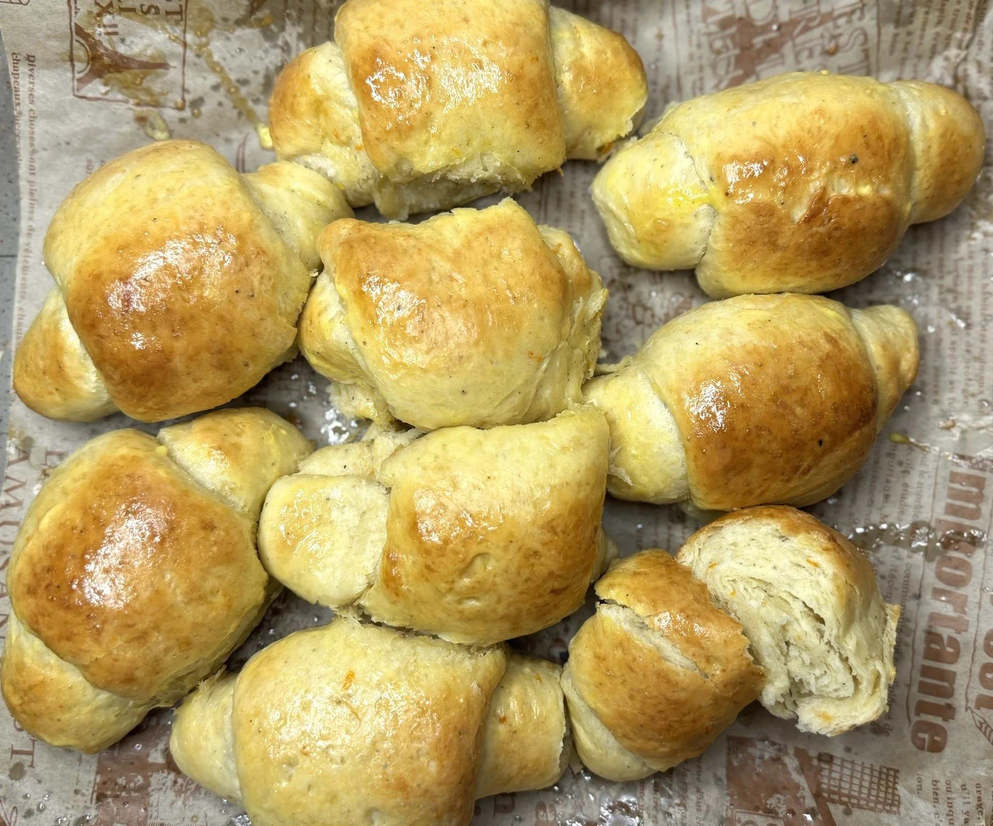 Τσουρεκάκια με ελάχιστο βούτυρο και ζάχαρη