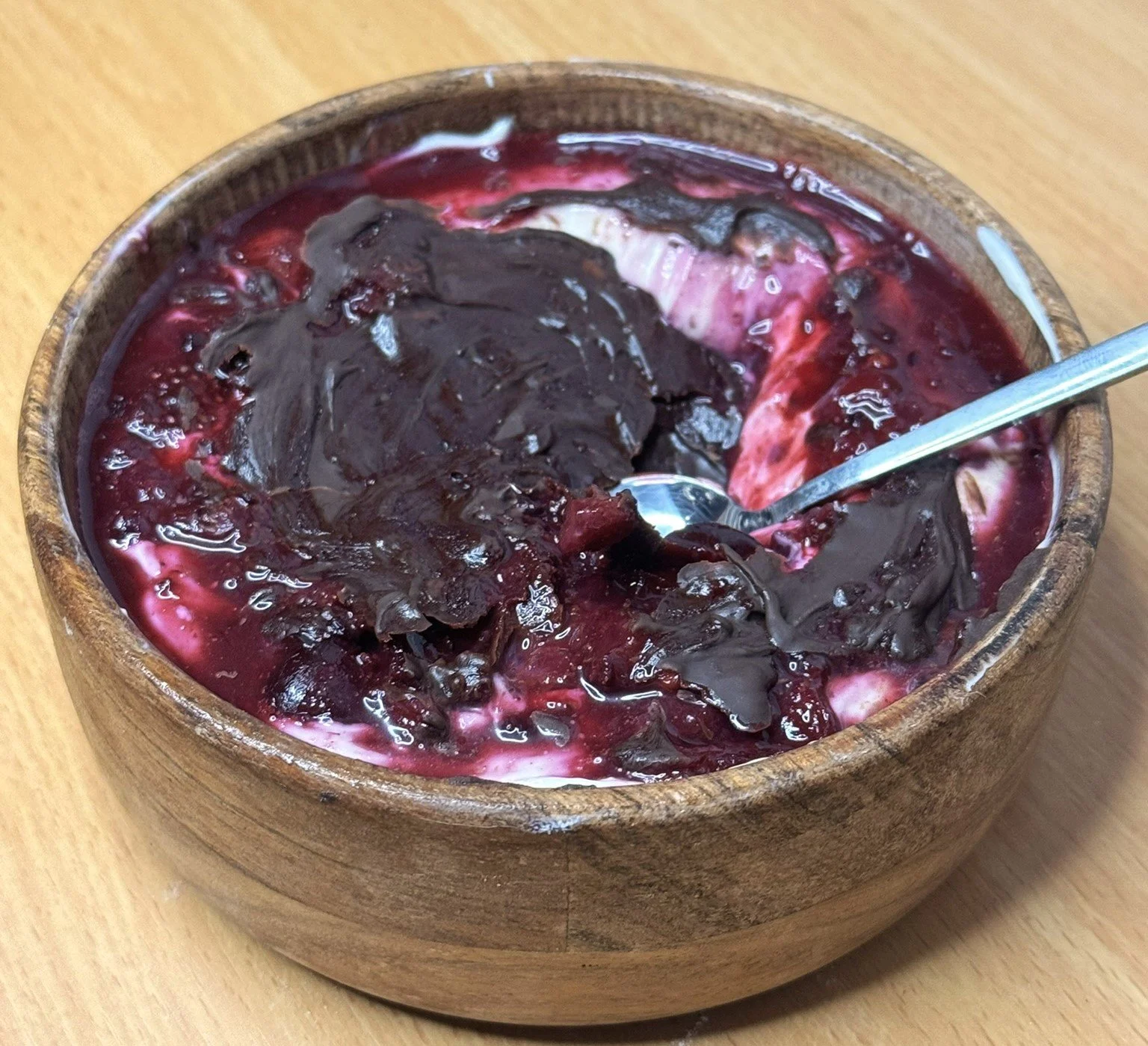 Γιαούρτι με φρούτα του δάσους και μαύρη σοκολάτα