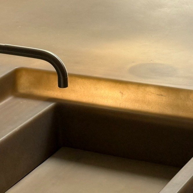 A quiet moment from our latest Aesop collaboration in Santa Monica as Architect of Record, designed by Aesop.
The custom-molded demonstration sink—formed as a single piece—celebrates simplicity, craftsmanship, and intentionality. Made by