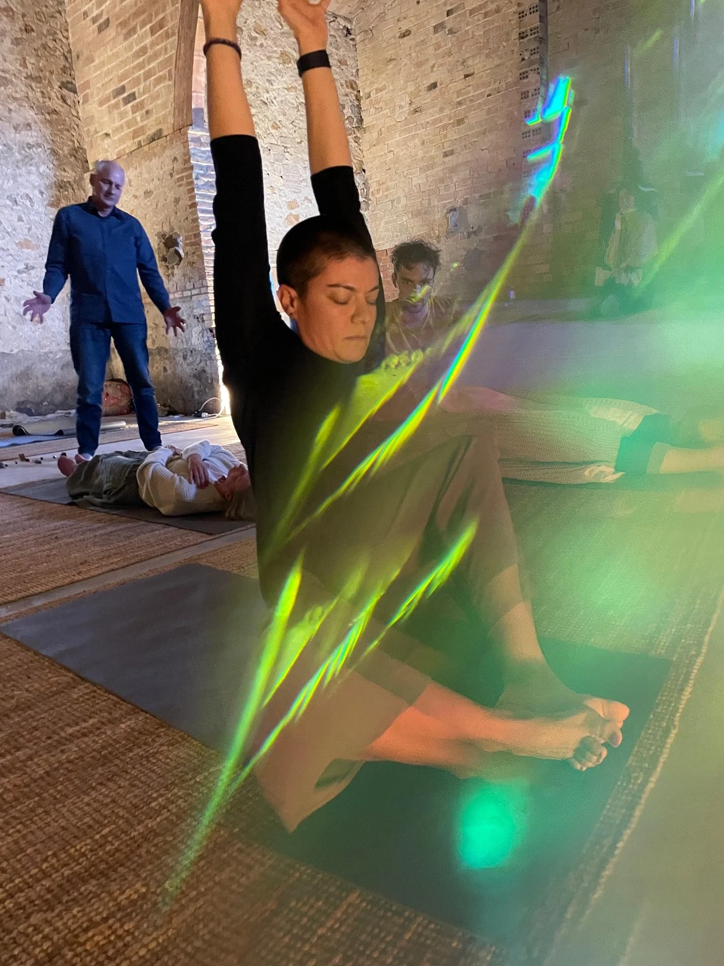 AKAWA ist eine schnelle Frequenz. Sie ist feminin und öffnend. Sie ist golden, weise und herzöffnend. 
Es fällt mir schwer die letzte Woche in Worte zu fassen. 
Denn ich hatte spontan die Ehre die 10. AKAWA zu unterstützen und zu