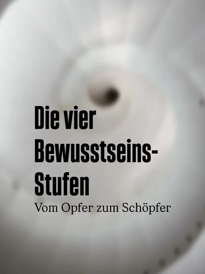 Vom Opfer zur Sch&ouml;pferin: Welche Bewusstseinsstufe lebst du gerade?

✨ Viele Menschen bleiben in Stufe 1 stecken &ndash; und merken nicht, dass es noch so viel mehr gibt.

🔽 Hier ein kurzer &Uuml;berblick:

🌧️ 1. Life happens TO me
Das Leben p