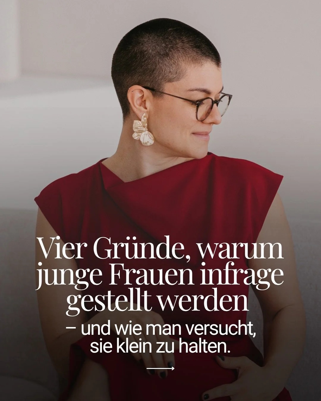 Seit wann ist es eigentlich normal, Frauen kleinzureden &ndash; nur weil sie mutig sind?

Seit wann ist Alter ein Ma&szlig;stab f&uuml;r Kompetenz?
 Und seit wann ist &bdquo;zu viel wollen&ldquo; ein Problem?

Die Wahrheit:
Junge Frauen werden nicht 
