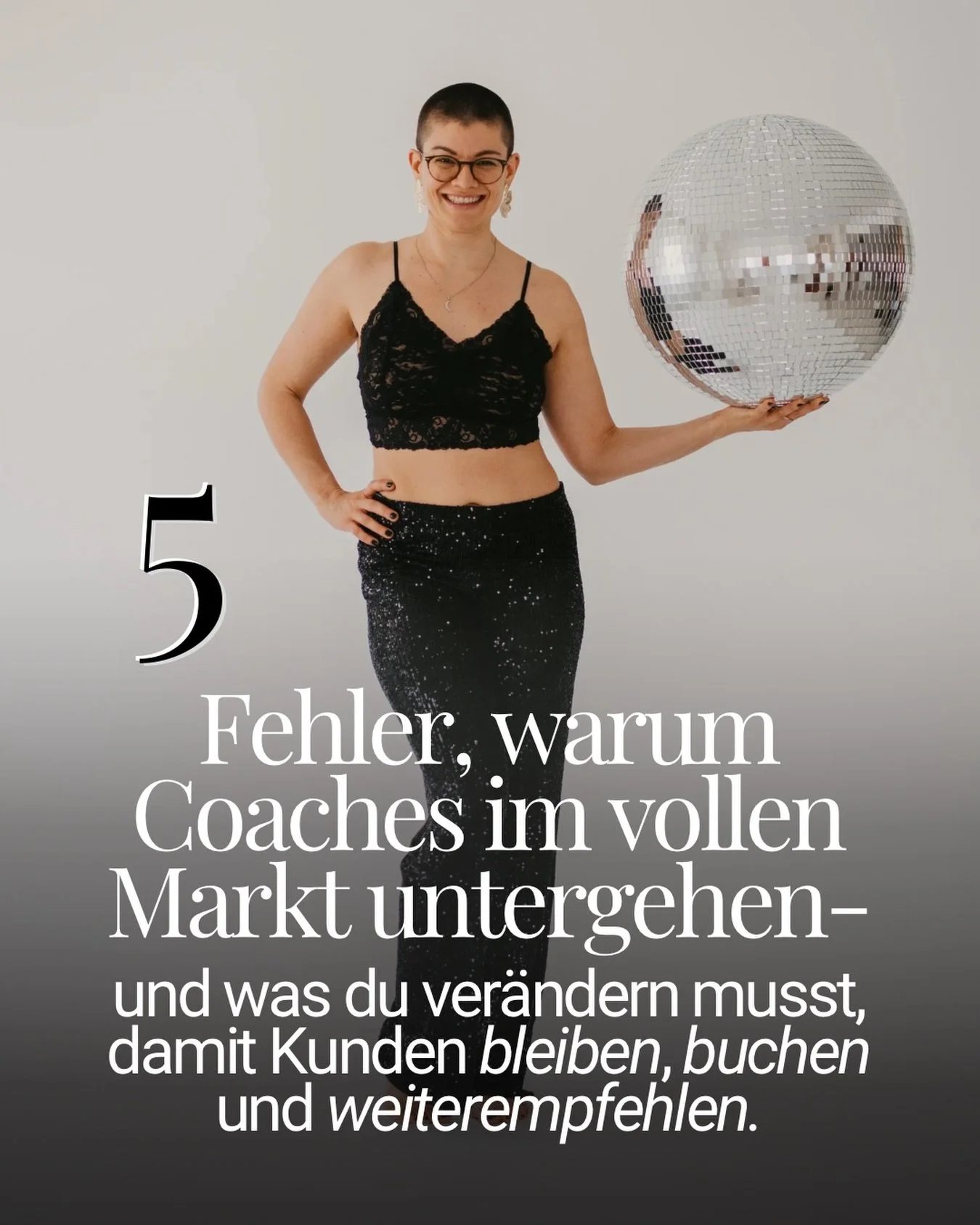 5 Fehler, warum Coaches im vollen Markt untergehen
und was du ver&auml;ndern musst, damit 𝐊𝐮𝐧𝐝𝐞𝐧 𝐛𝐥𝐞𝐢𝐛𝐞𝐧, 𝐛𝐮𝐜𝐡𝐞𝐧 und 𝐰𝐞𝐢𝐭𝐞𝐫𝐞𝐦𝐩𝐟𝐞𝐡𝐥𝐞𝐧.

𝟏. 𝐅𝐨𝐤𝐮𝐬 𝐚𝐮𝐟 𝐌𝐚𝐫𝐤𝐞𝐭𝐢𝐧𝐠 𝐬𝐭𝐚𝐭𝐭 𝐄𝐫𝐠𝐞𝐛𝐧𝐢𝐬𝐬𝐞
Reichwei