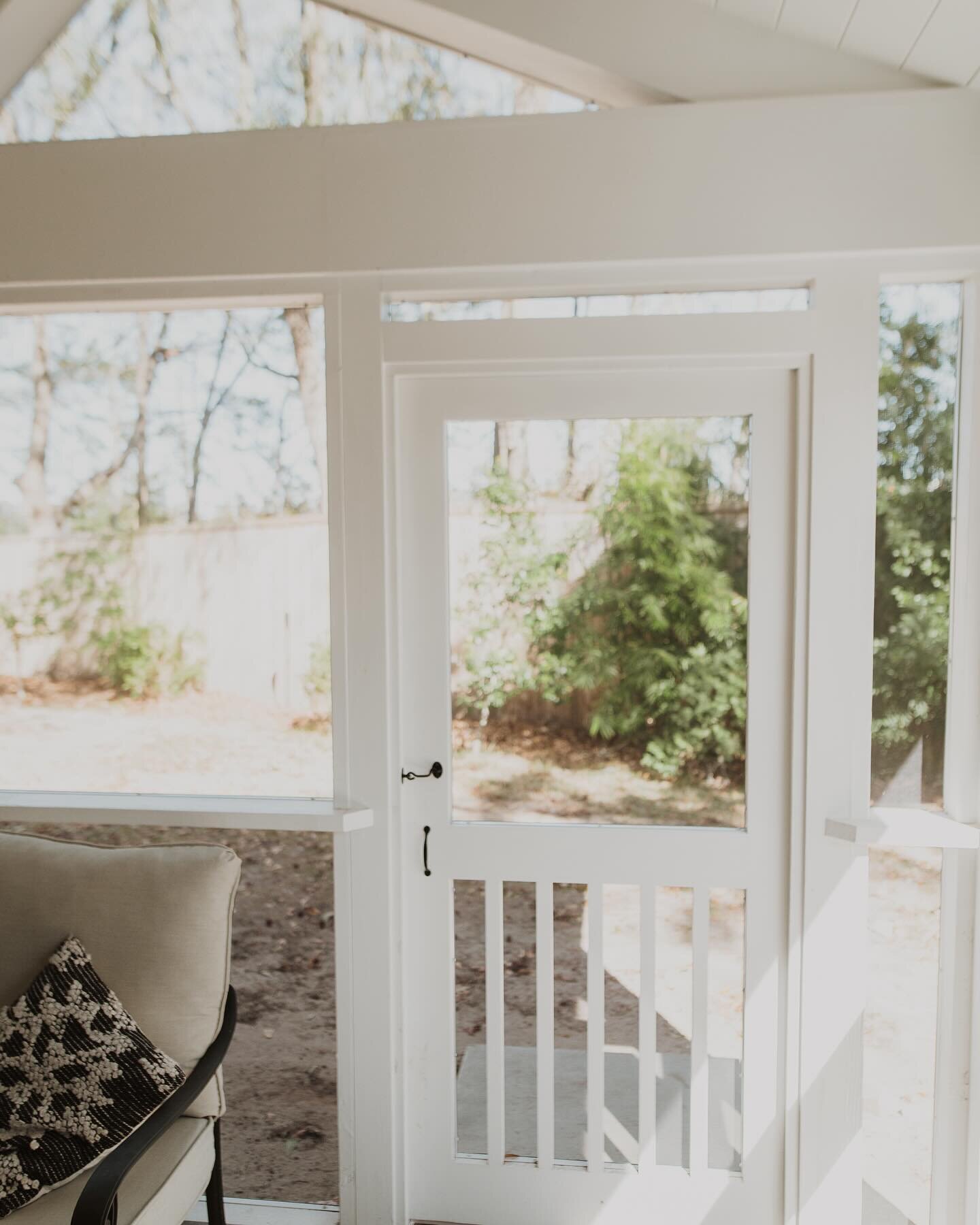 What&rsquo;s that saying &ldquo;When one door closes, another one opens&rdquo;&hellip; ? In this case, your door closes you into your new custom screened porch 😎
📸 @jacquelinefugatt