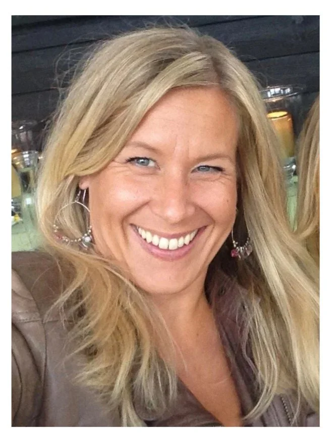 Kvinne lyst hår smiler bredt