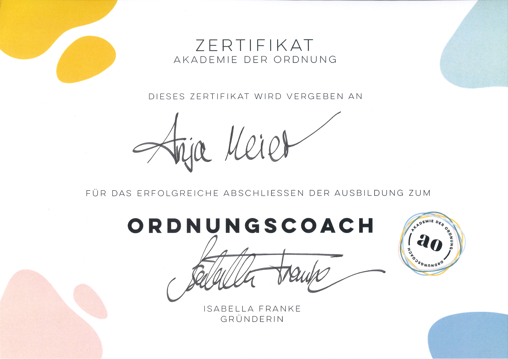 Zertifikat der Akademie der Ordnung, ausgestellt an Aja Meier für den Abschluss als Ordnungscoach, mit Unterschrift von Isabella Franke.