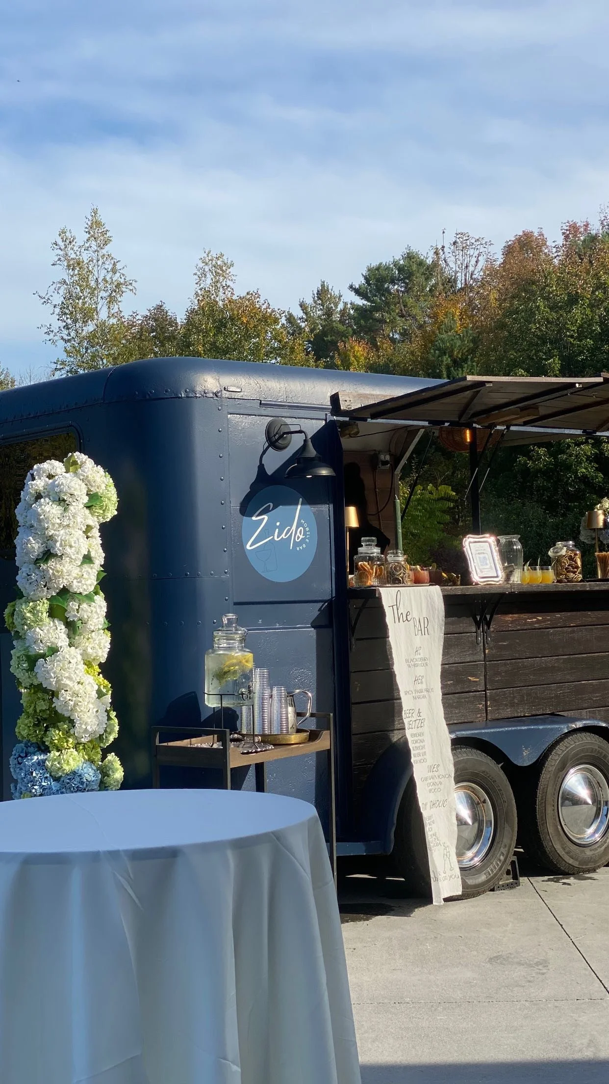 We had such a great time celebrating Nick & Kim this weekend! π₯ Their guests kept the energy high, and we loved being part of such a fun and beautiful day.
For us, the bar isn’t just about pouring drinks—it’s about creating a s
