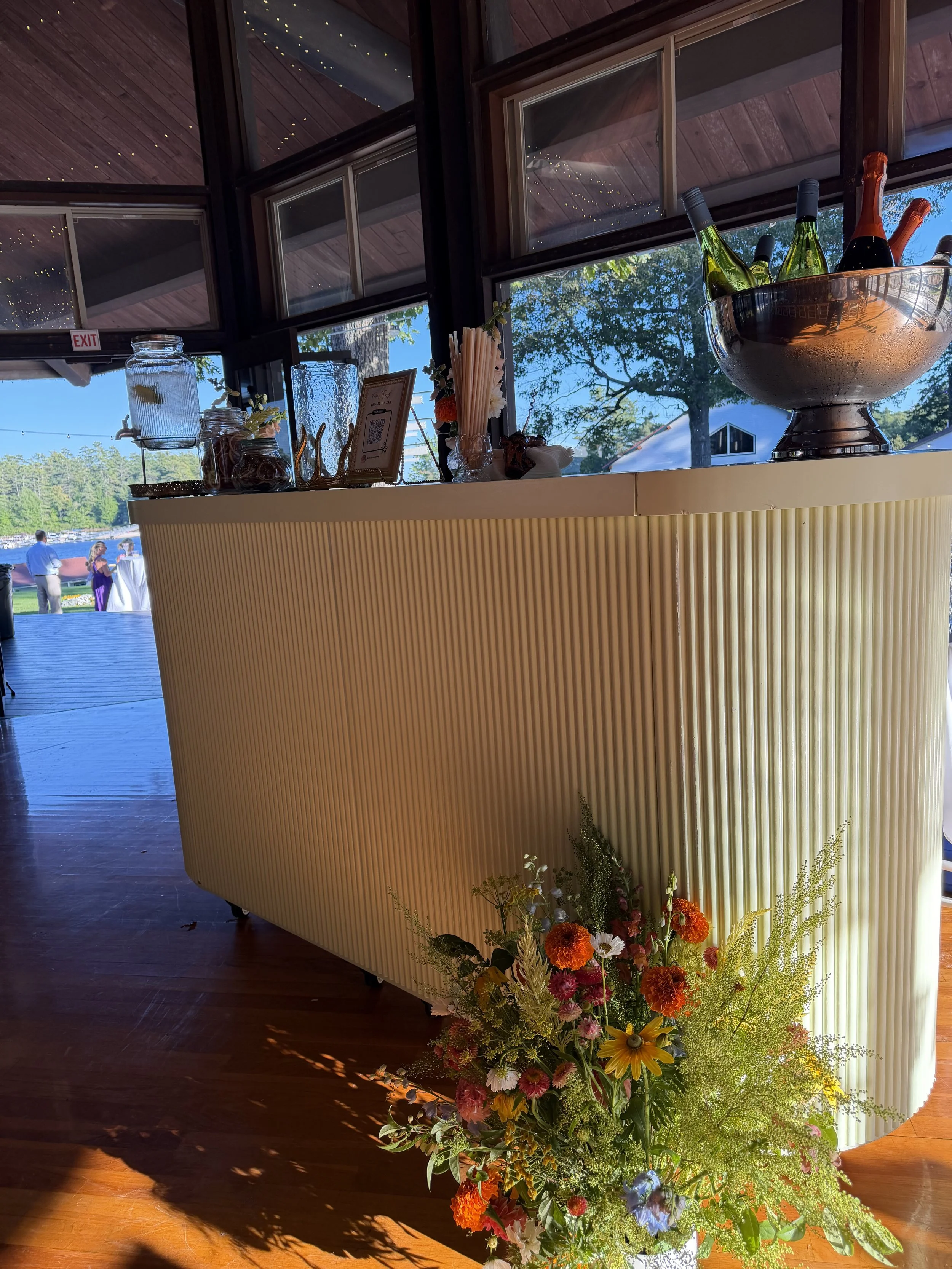 Vista mobile bar at a Maine wedding, stylish mobile bar rental serving weddings and events throughout New England