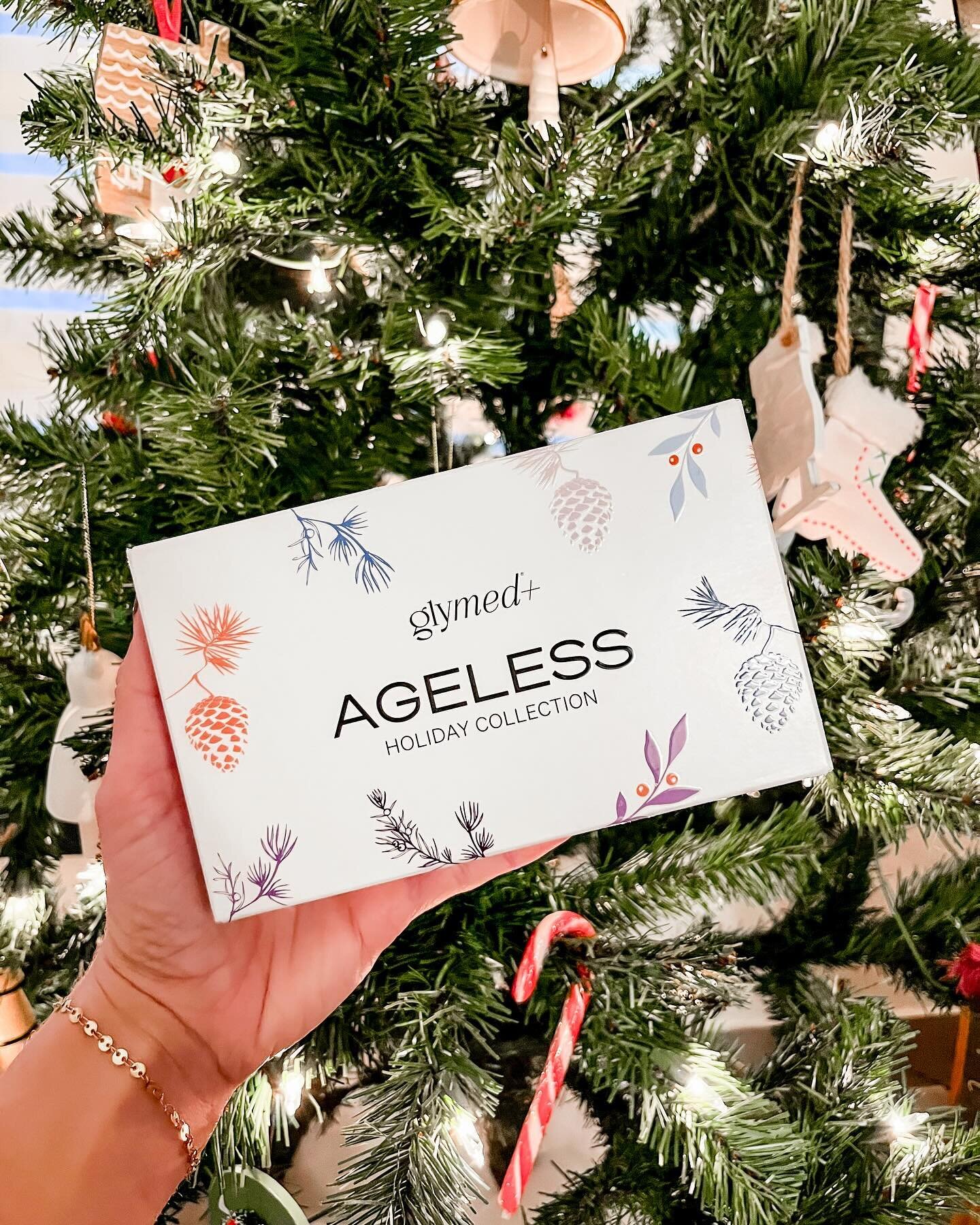 Fun little 𝑪𝒉𝒓𝒊𝒔𝒕𝒎𝒂𝒔 𝙶𝙸𝚅𝙴𝙰𝚆𝙰𝚈 🎄🎅🏽❤️

This Glymed+ Ageless set is packed full of anti-aging ingredients designed to stimulate collagen production and promote cell renewal to lift and firm your skin!

How to enter:
🎄 Like and save 