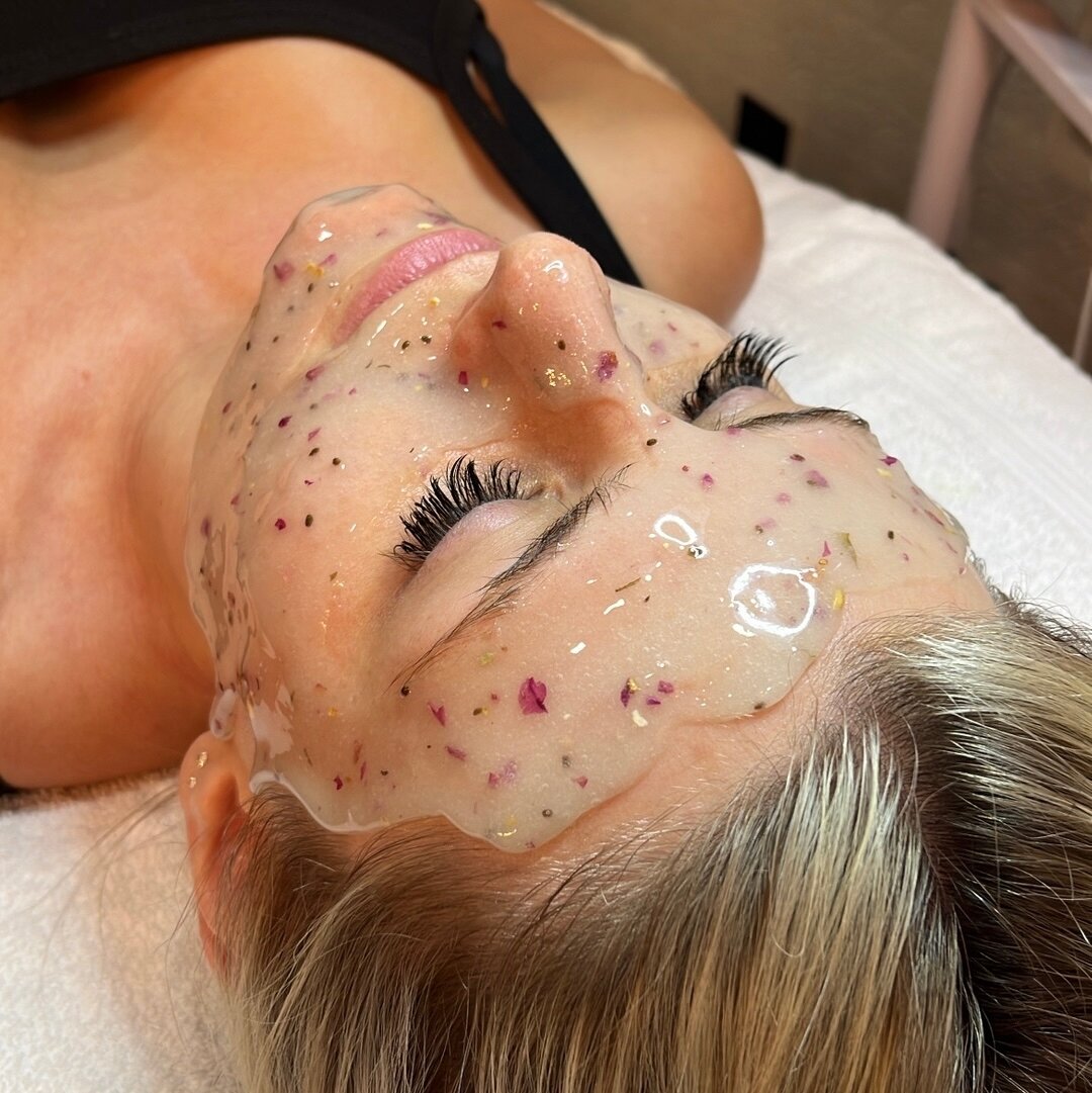 An oldie but goodie, because jelly masks will never go out of style 🌹 ⁣.
.
.
 #jellymask #jellymaskfacial #facialstennessee #facialsnashville #biorepeel #franklinacnefacial #franklintennesseeacne #tennesseefacials #esthetics #aesthetician #aesthetic