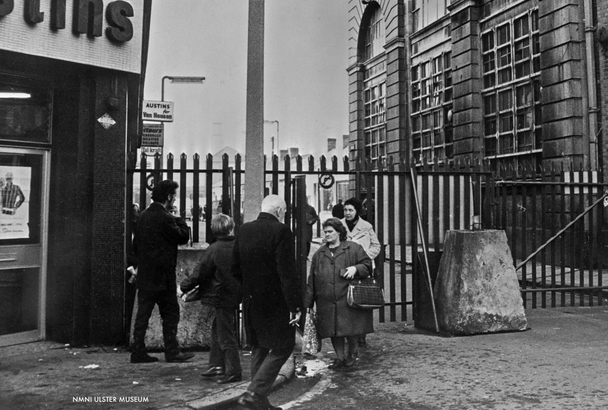 Security-gate-at-Chapel-Lane,-looking-to-Smithfield,-1972-NMNI-Ulster-Museum.jpg