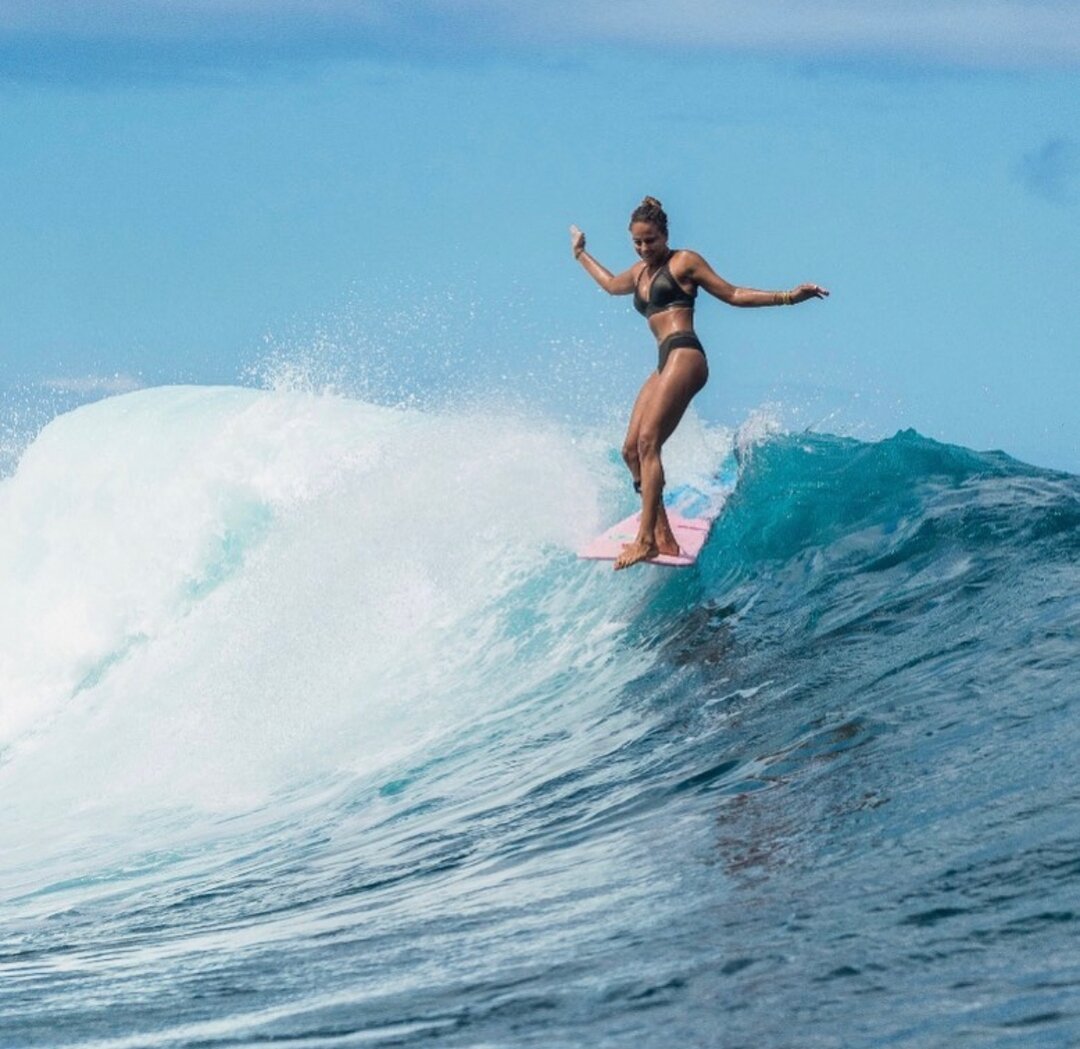 M O T I O N  O F  T H E  O C E A N⁣
🏄🏾&zwj;♀️ @lemoignealice
📷 @damien_poullenot