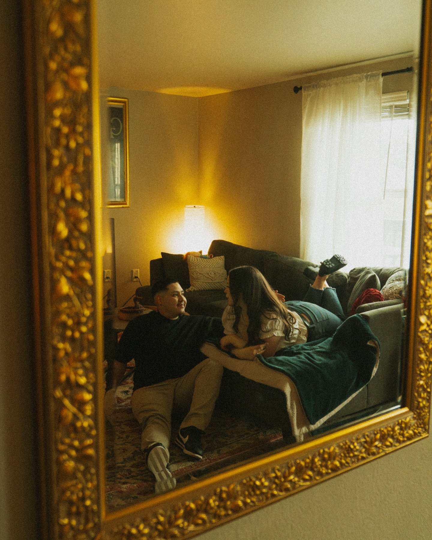 love doesn&rsquo;t need grand gestures&mdash;just a quiet room, shared laughter, and the warmth of home (oh.. and cookies!!) 🏡🍪✨
&bull;
&bull;
&bull;
&bull;
&bull;
&bull;
🏷️: oregon photographer, portland photographer, couples photography, storyte