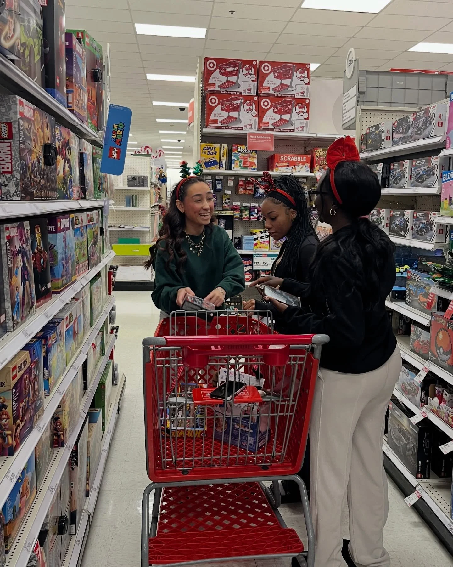 The holiday magic is here 💫

Over the last week, leadership students from PC High and PC North, along with elementary school principals from all across the District went CareShare shopping for 187 students 🎁

Thank you for making sure no child has 