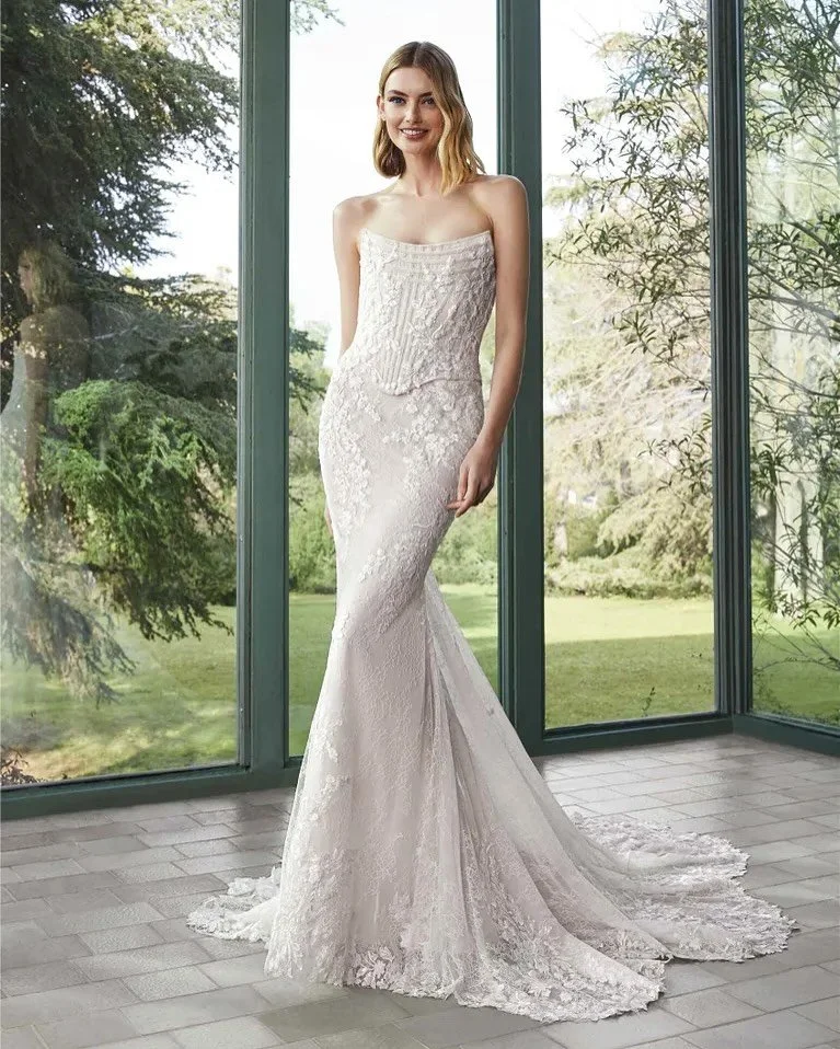 A moment for this corseted lace beauty! 

#pronoviaspartner