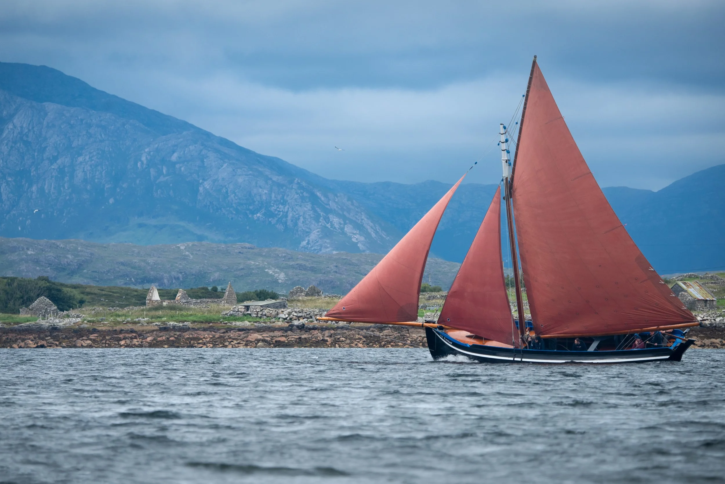 An Tonai entering Roundstone victorious