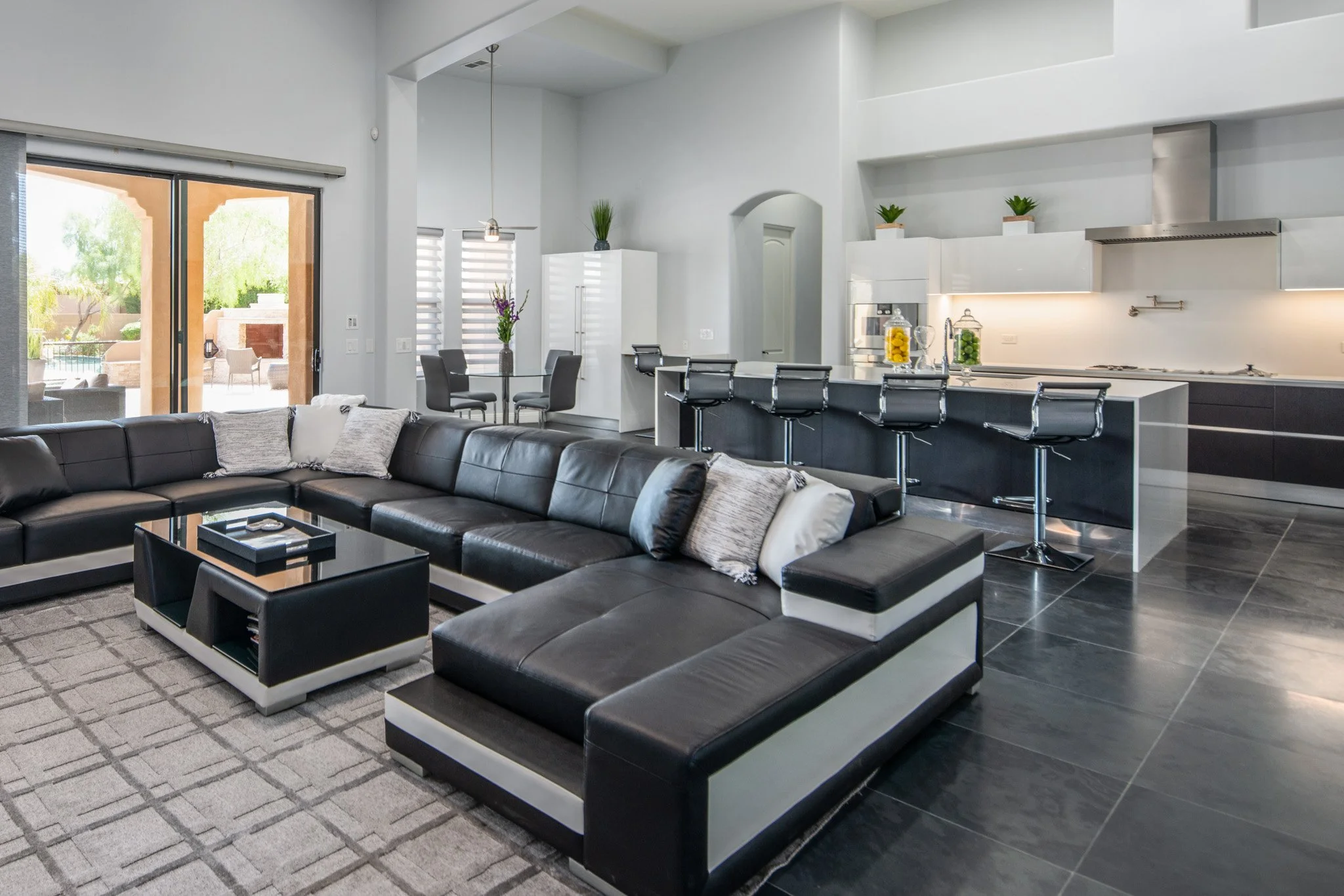 YvetteCraddockDesigns-ModernLivingRoom.jpg