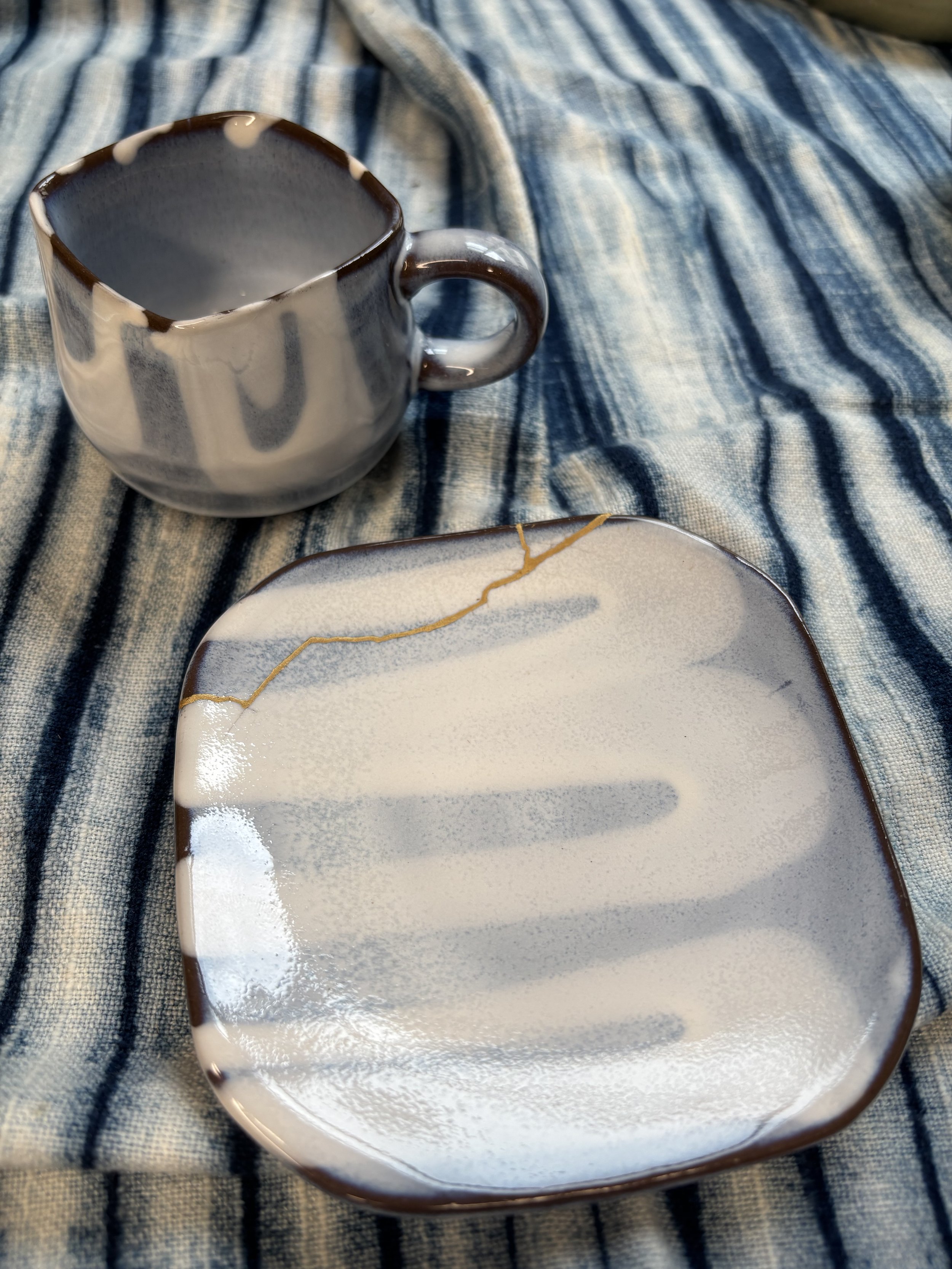 Ensemble tasse & petite assiette réparée au Kintsugi – Artisanat du Japon
