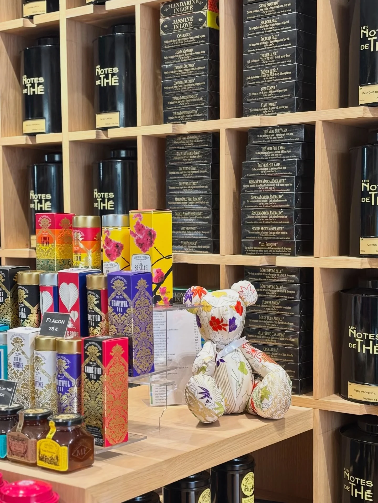 Ours d&eacute;coratifs en peluche, v&eacute;ritables objets textiles r&eacute;alis&eacute;s &agrave; partir d&rsquo;obi japonais🇯🇵

Chaque pi&egrave;ce est soigneusement confectionn&eacute;e par des artisans au Japon et demeure absolument unique, p