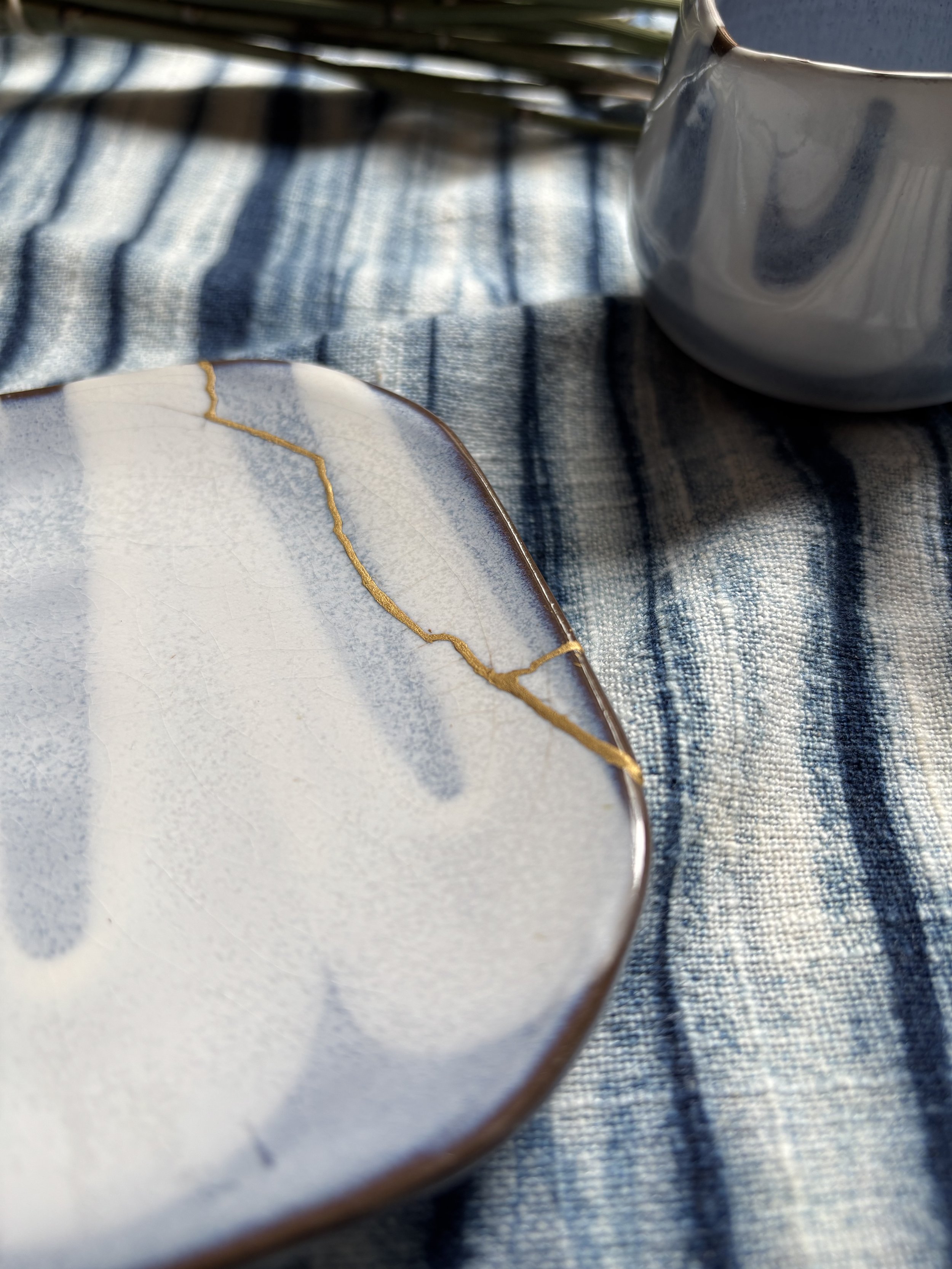 Ensemble tasse & petite assiette réparée au Kintsugi – Artisanat du Japon