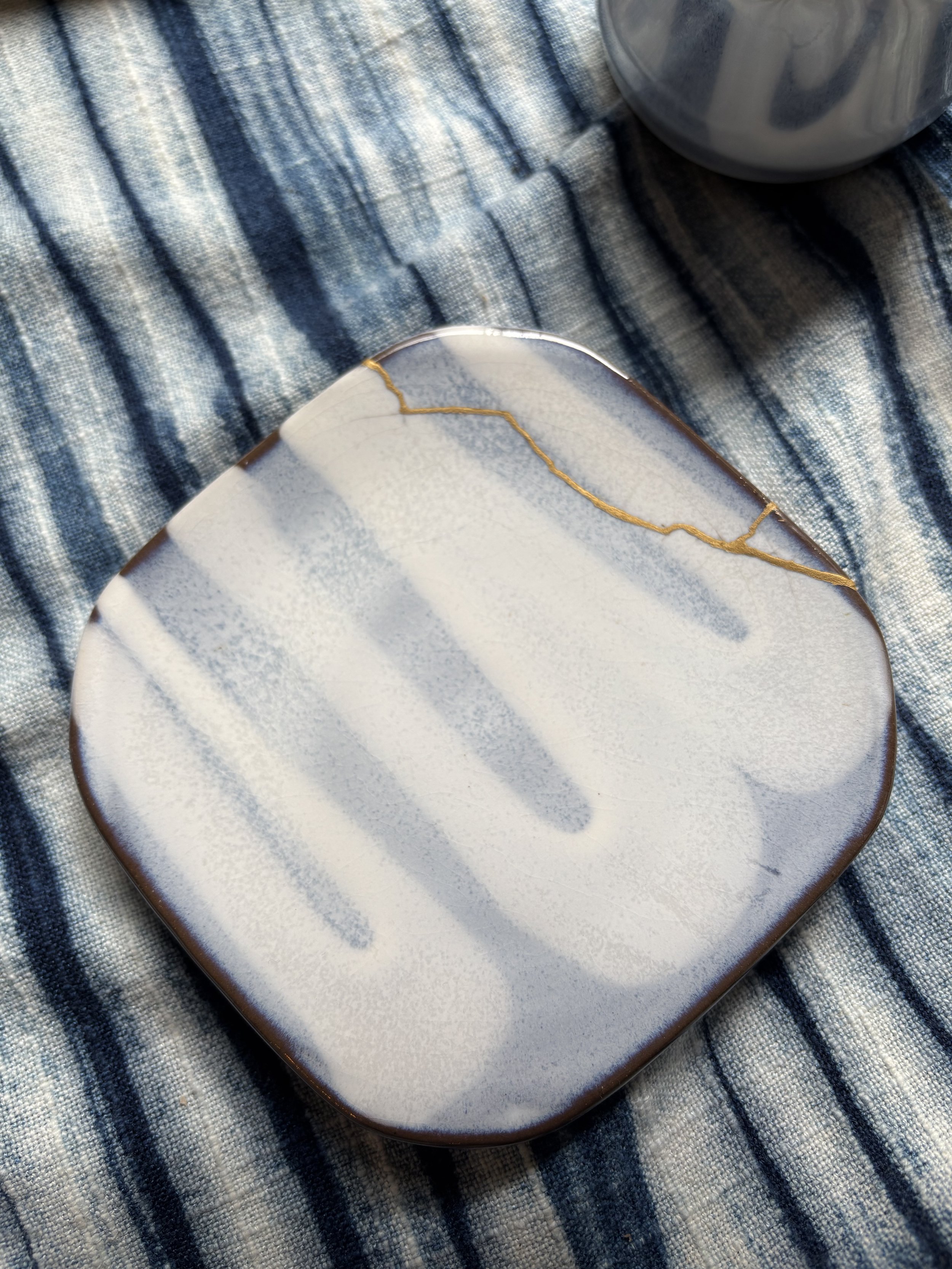 Ensemble tasse & petite assiette réparée au Kintsugi – Artisanat du Japon