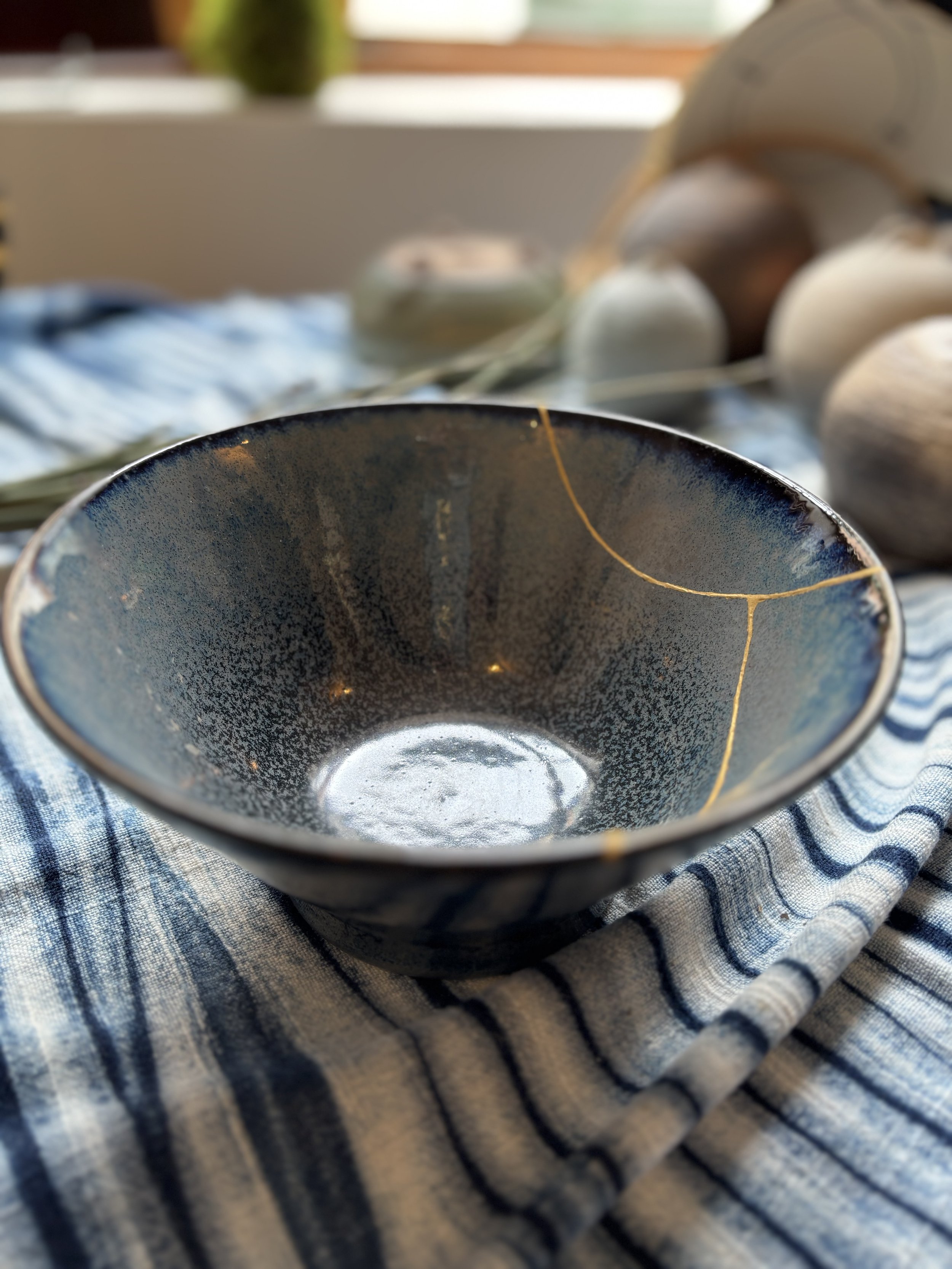 éparée avec élégance par l’artiste Yoko Lambert à l’aide de la technique traditionnelle du Kintsugi