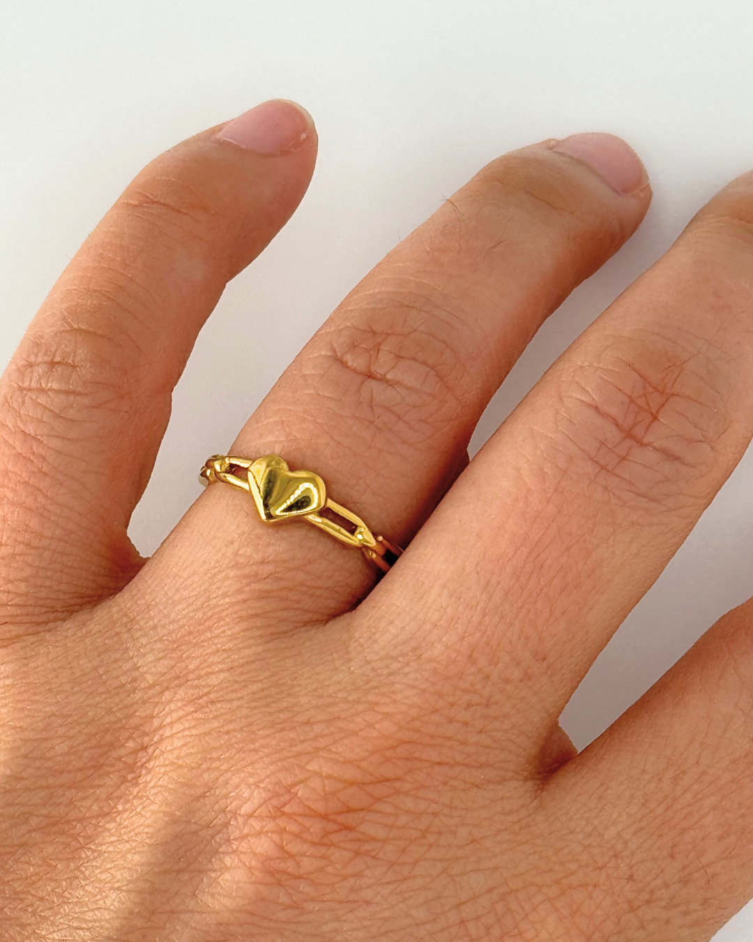 single heart shape ring on a chain design ring.png
