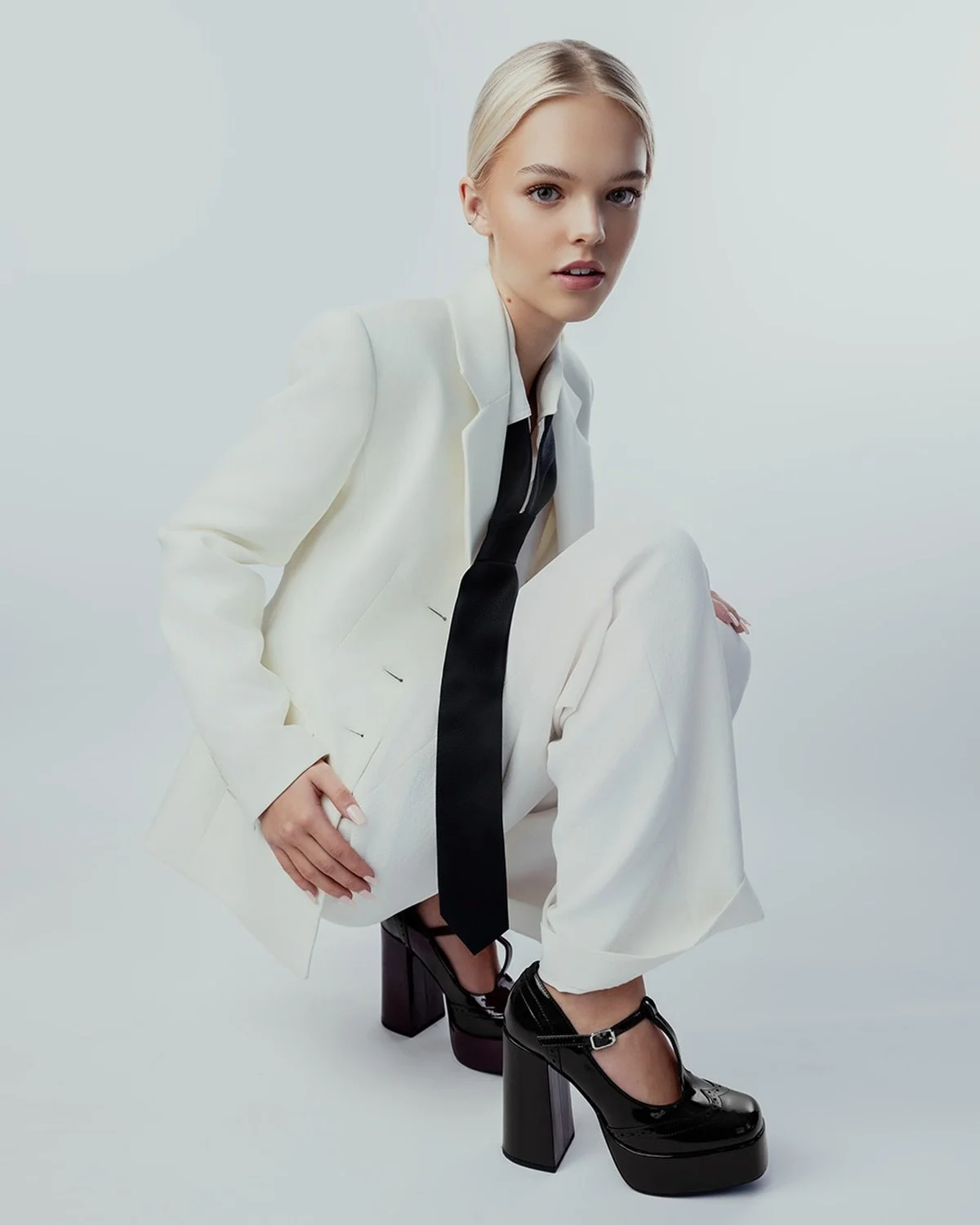 Model @mckenna_whittlesey 
Agency @az_model_management @voicesandmodels 
Photographer @emmaleerathsam 
Styling @emmaleerathsam 

#editorial #fashionphotography #editorialphotography #photographer #fashion